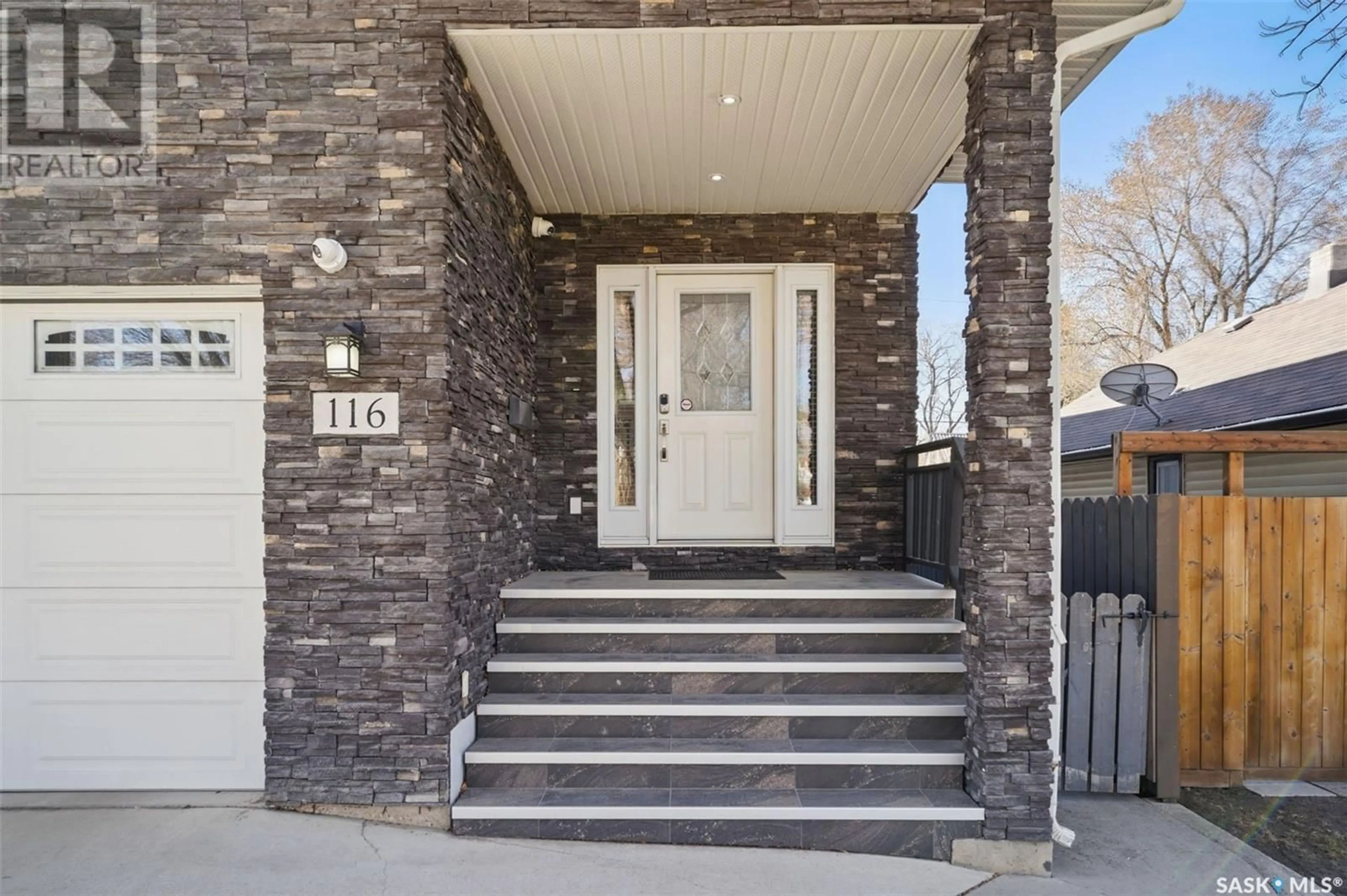 Indoor entryway for 116 HILLIARD STREET, Saskatoon Saskatchewan S7J0E2