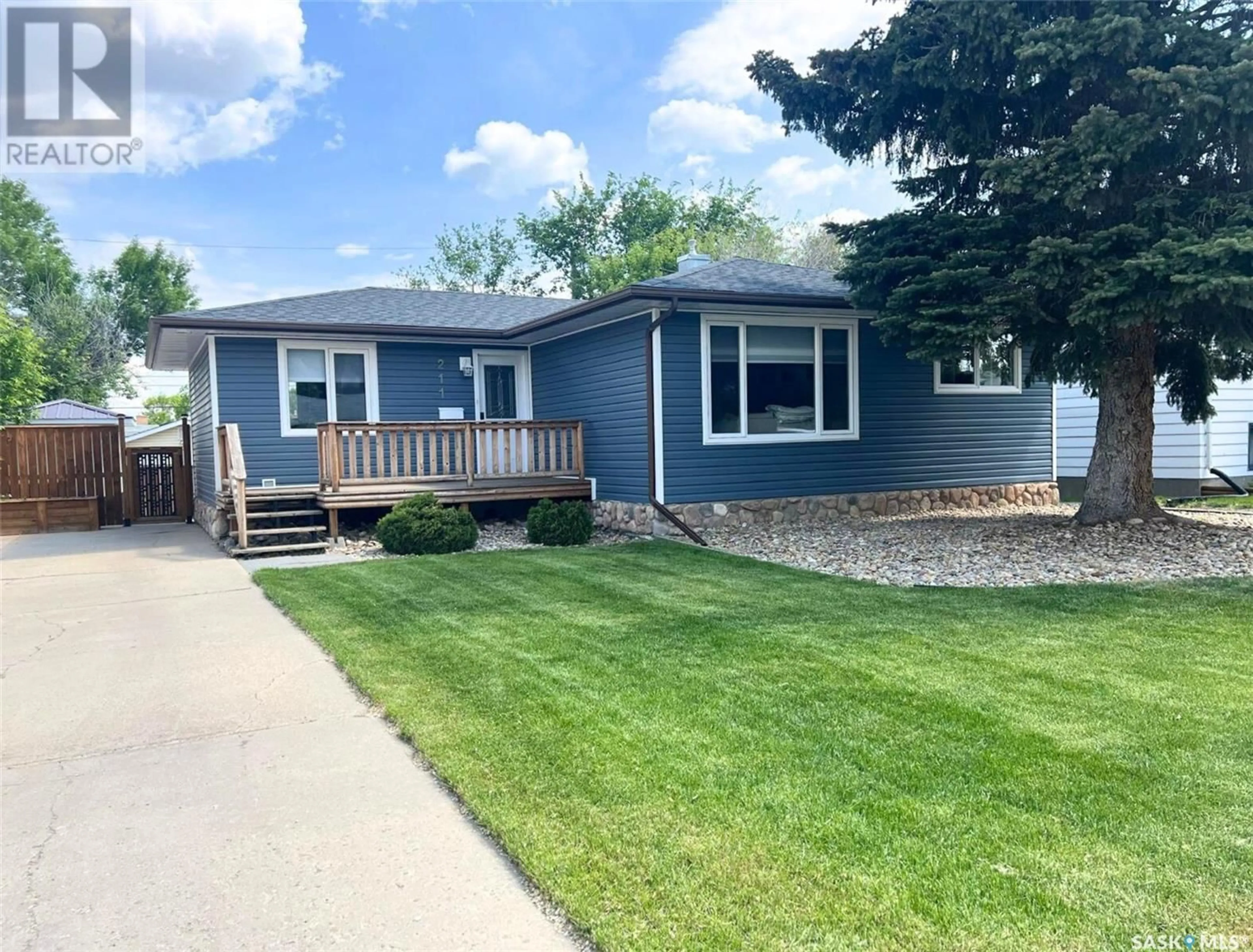 Home with vinyl exterior material, street for 211 ALLEN DRIVE, Swift Current Saskatchewan S9H3A4