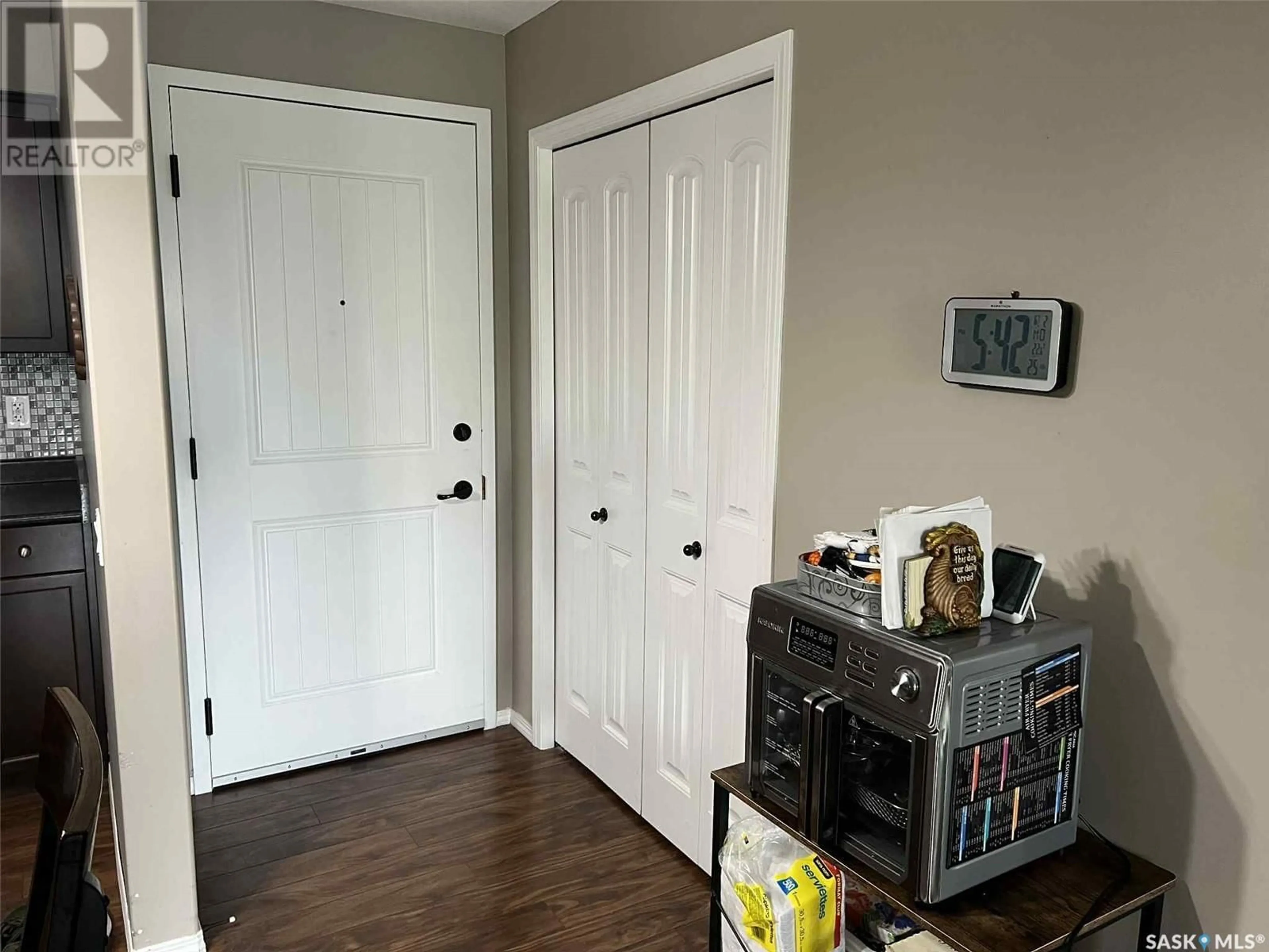 Indoor entryway for 313E 1300 STOCKTON STREET, Regina Saskatchewan S4X0B8