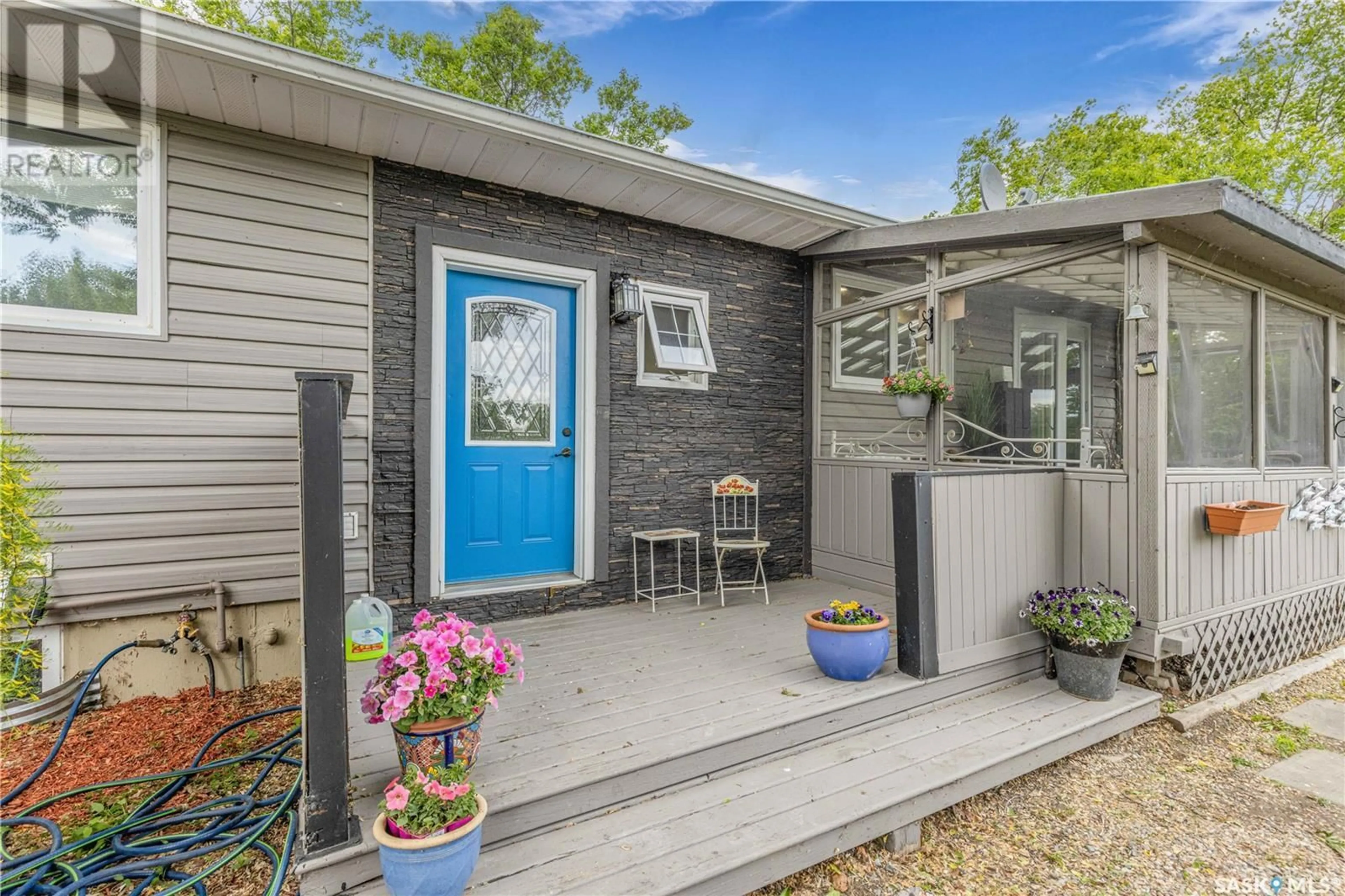 Home with vinyl exterior material, street for 13 3RD AVENUE, Metinota Saskatchewan S0M1X0