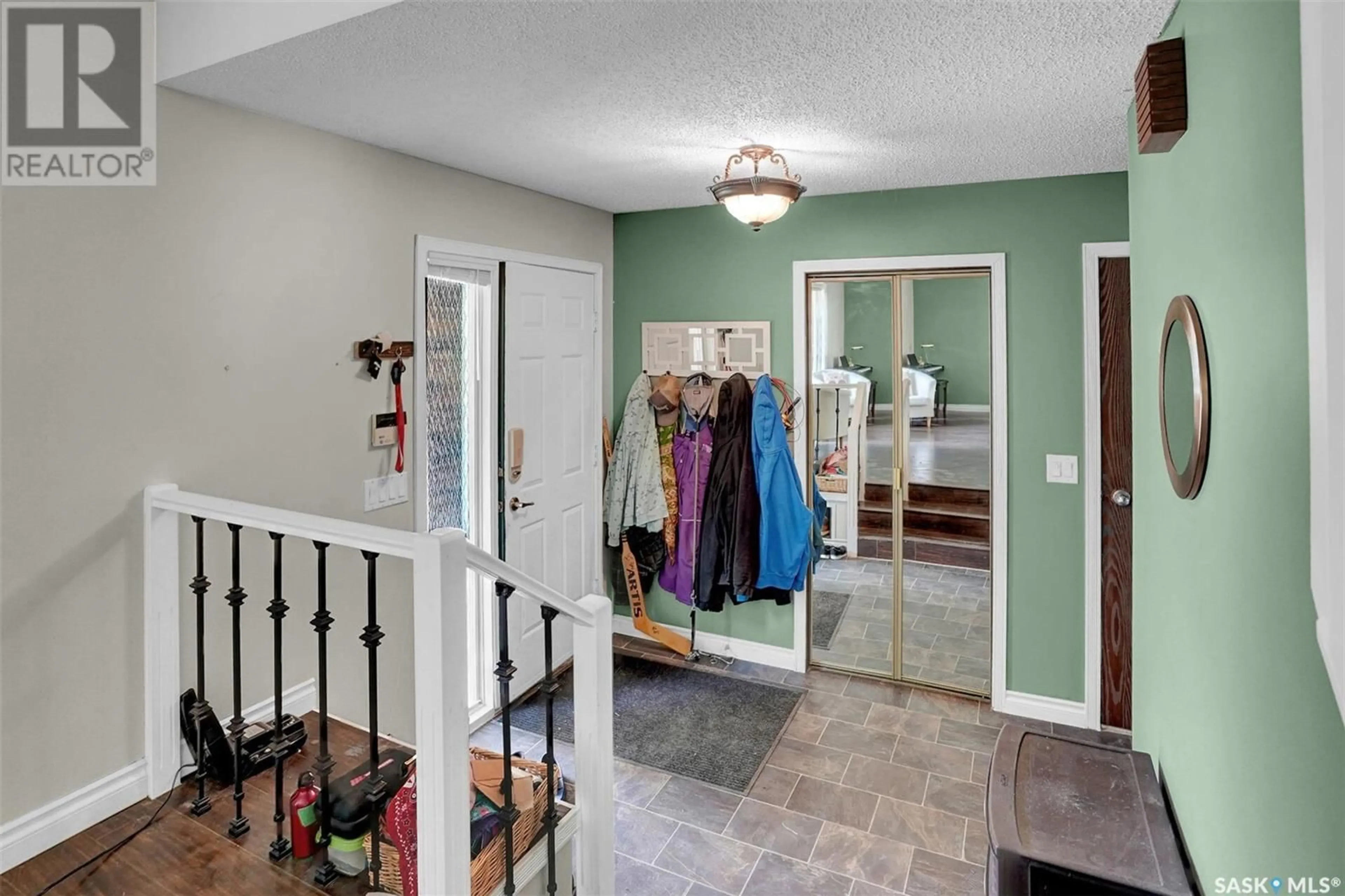 Indoor entryway for 54 METCALFE ROAD, Regina Saskatchewan S4V0H8