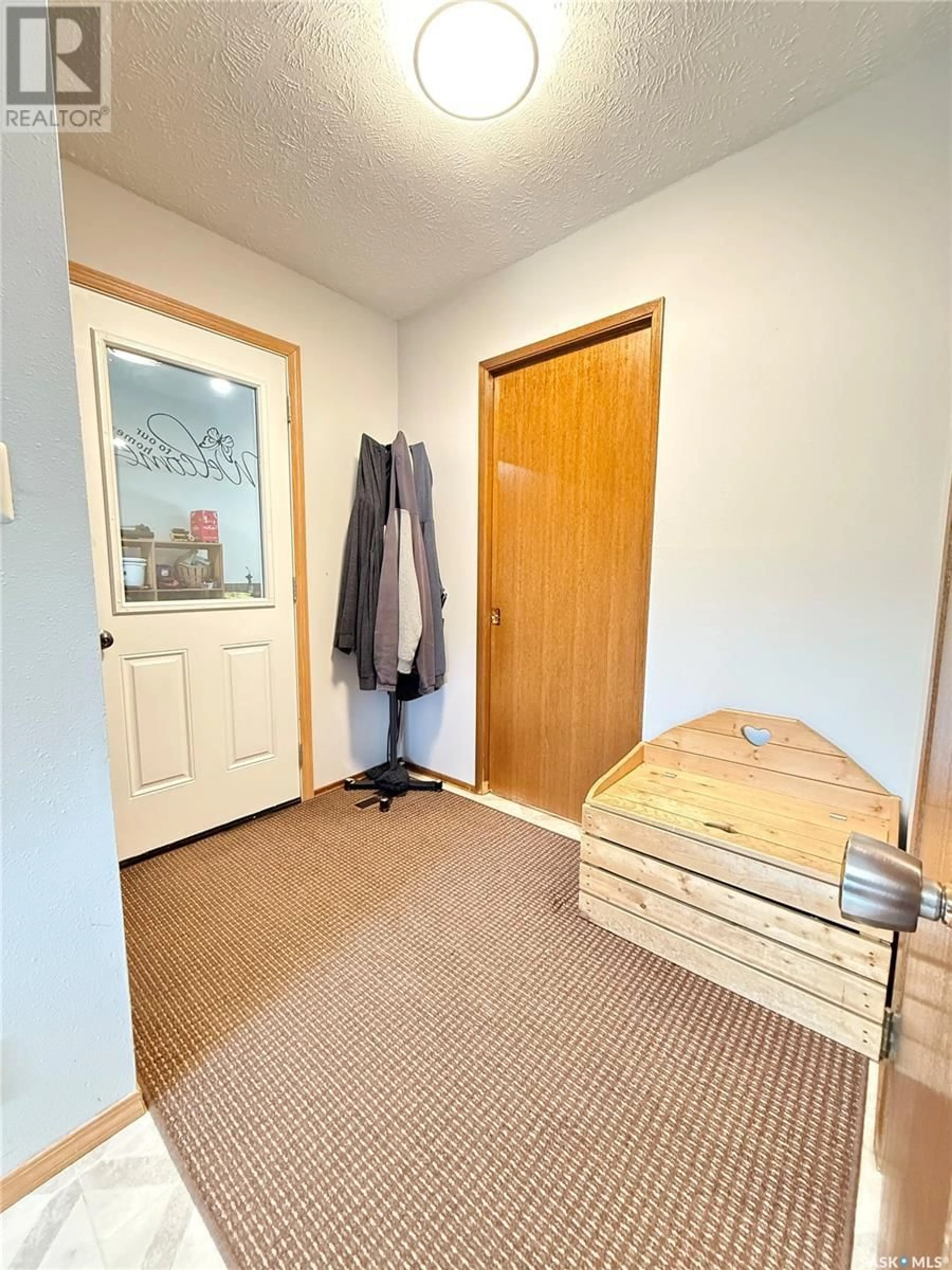 Indoor entryway for 206 ONSTAD CRESCENT, Weyburn Saskatchewan S4H2T2