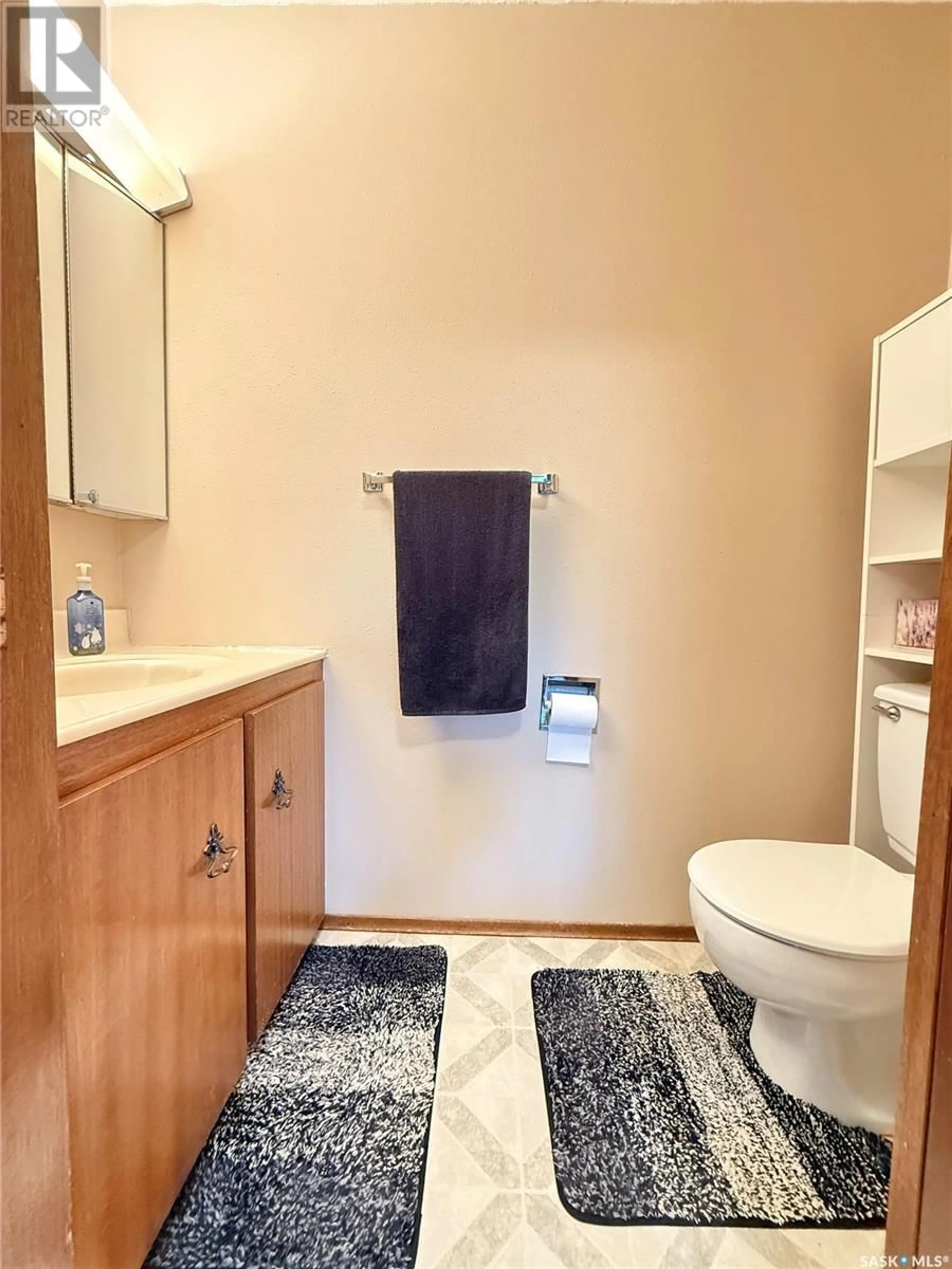 Standard bathroom, unknown for 206 ONSTAD CRESCENT, Weyburn Saskatchewan S4H2T2