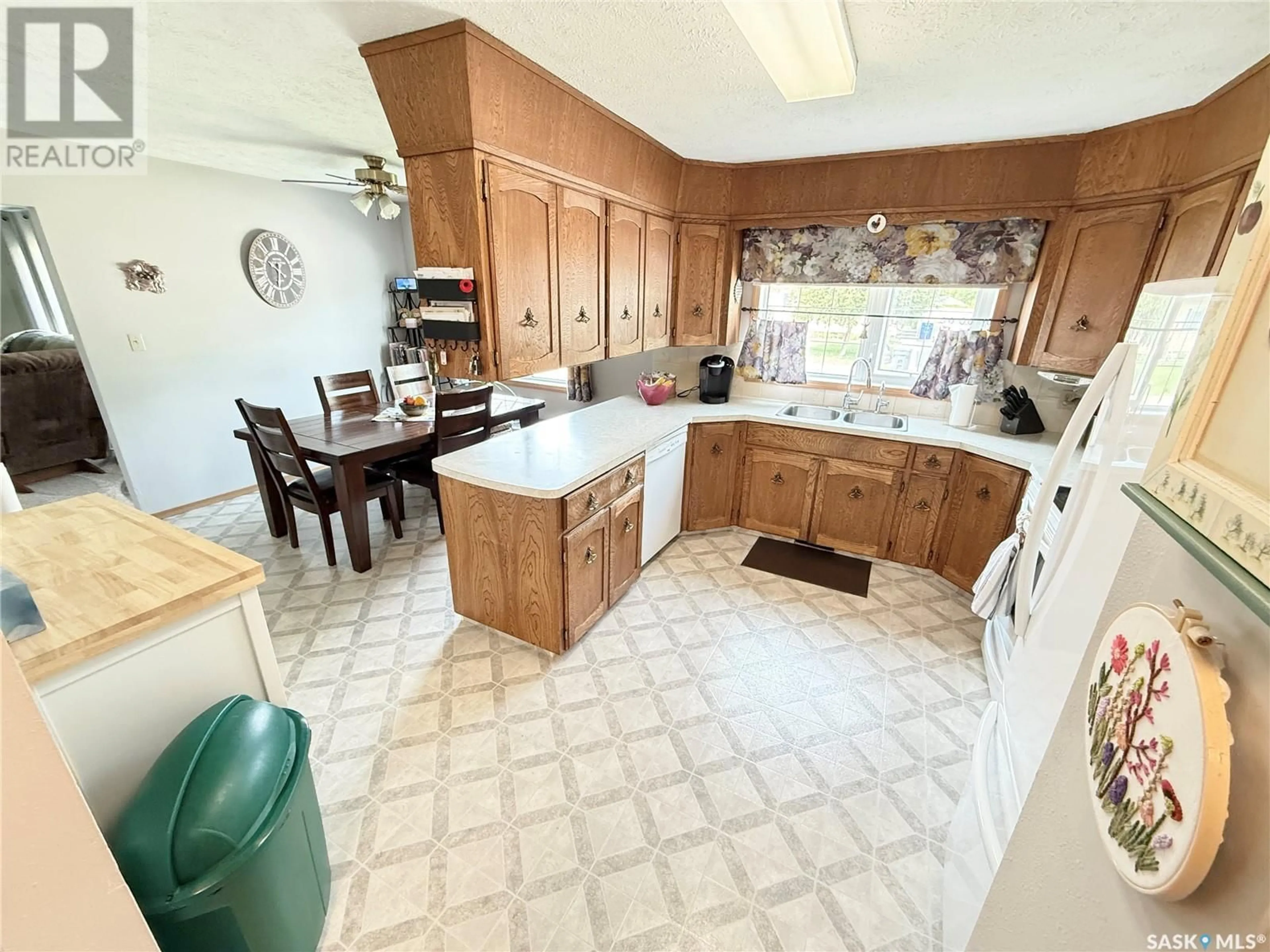 Unknown for 206 ONSTAD CRESCENT, Weyburn Saskatchewan S4H2T2