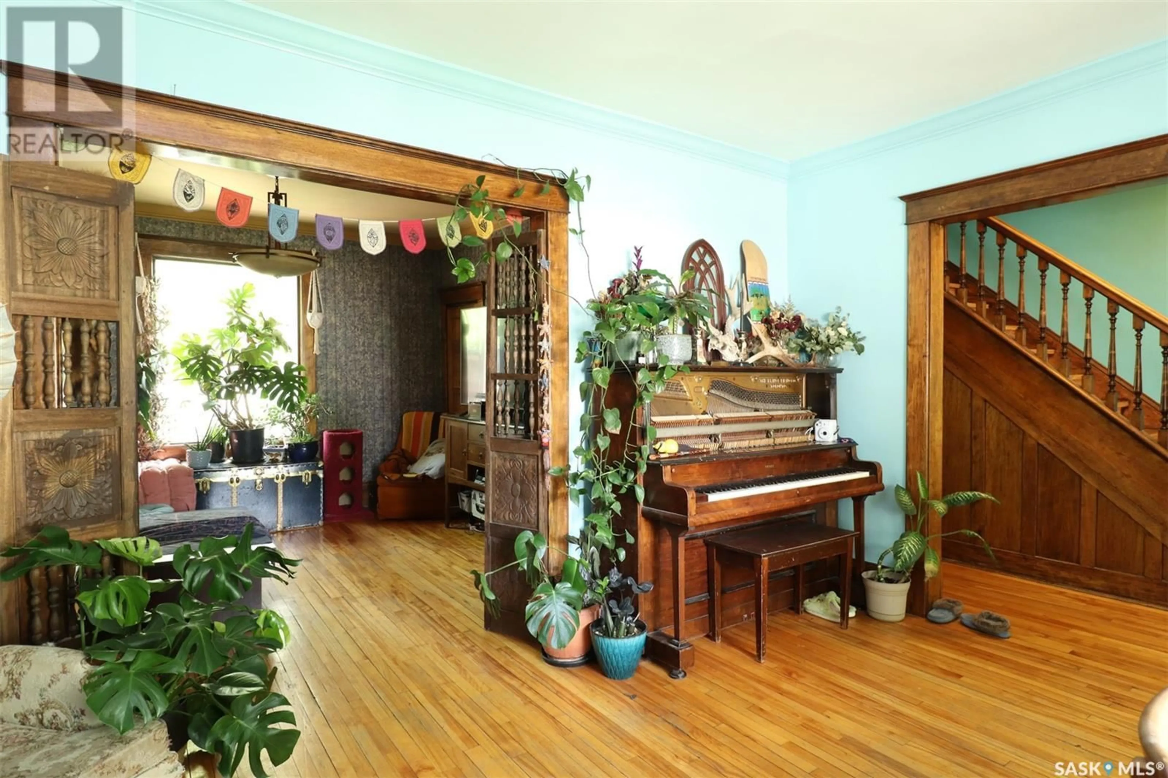 Indoor foyer for 2069 CAMERON STREET, Regina Saskatchewan S4T2V4