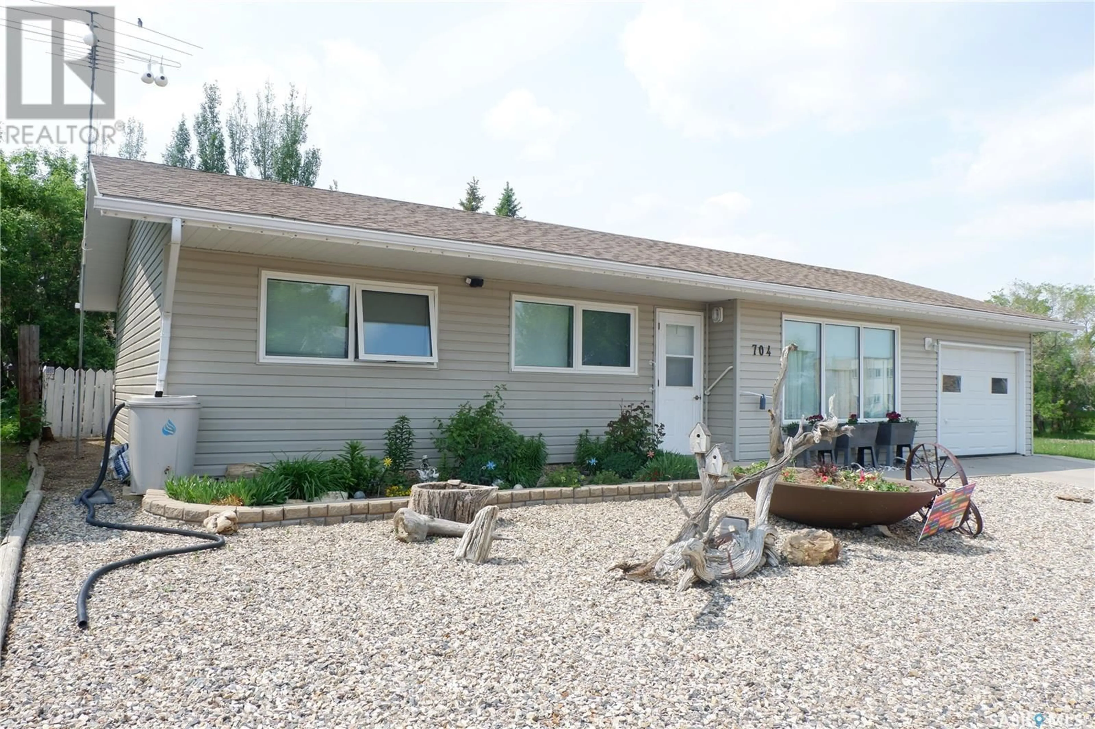 Home with vinyl exterior material, unknown for 704 LEEVILLE DRIVE, Assiniboia Saskatchewan S0H0B0