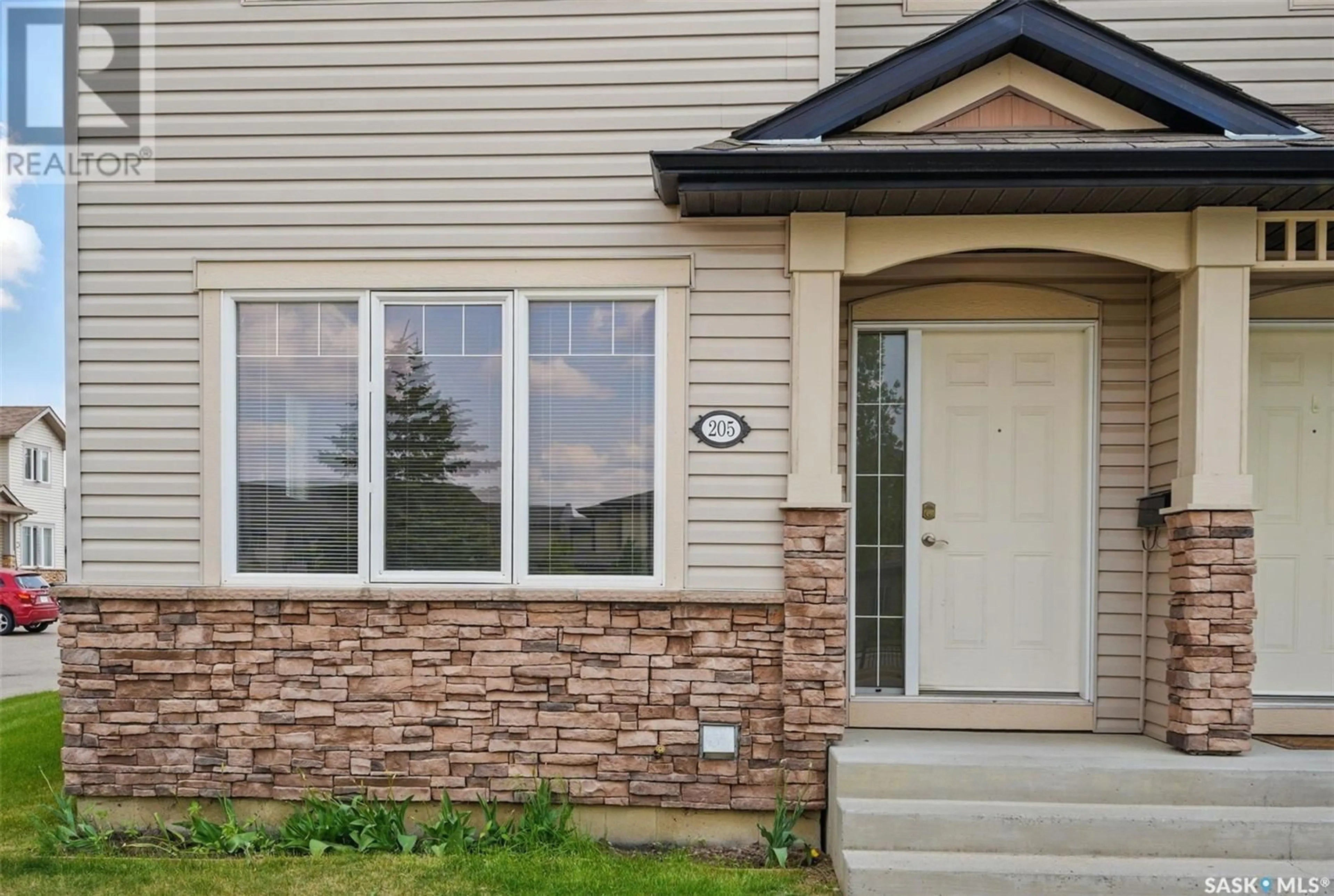 Home with vinyl exterior material, street for 415 - 205 LYND CRESCENT, Saskatoon Saskatchewan S7T0C2