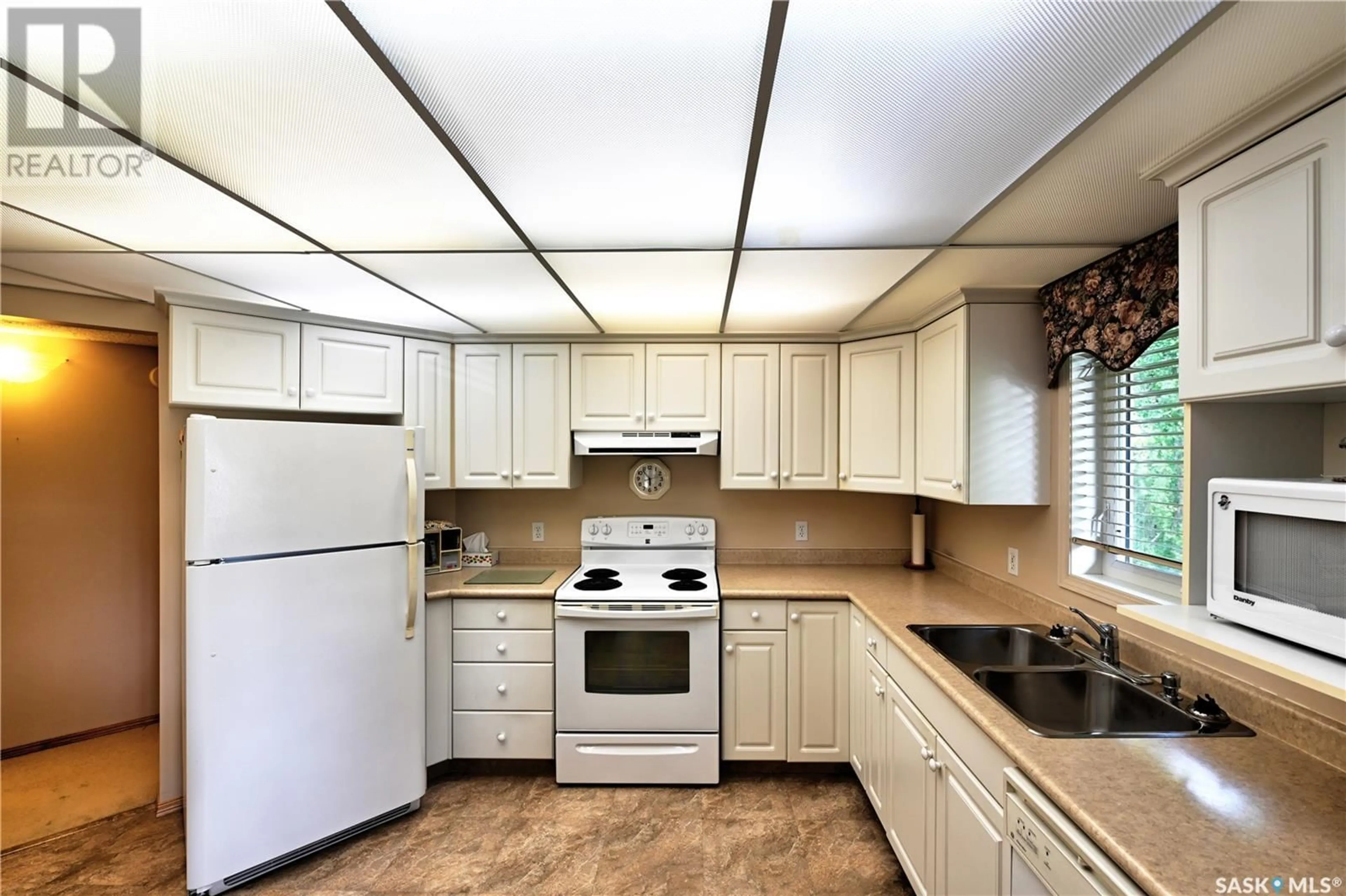 Standard kitchen, unknown for 133 305 PINEHOUSE DRIVE, Saskatoon Saskatchewan S7K7Z4