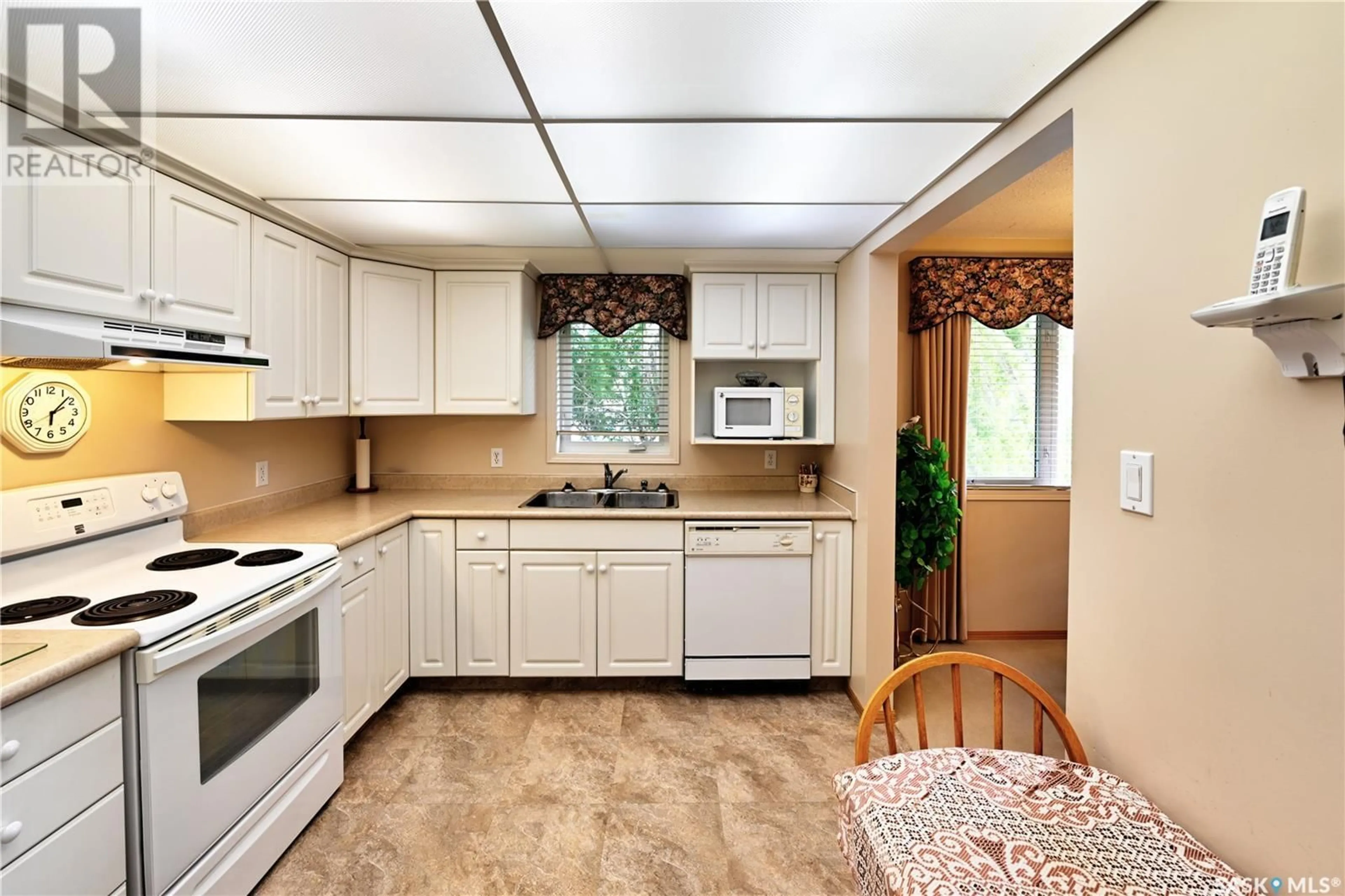 Standard kitchen, ceramic/tile floor for 133 305 PINEHOUSE DRIVE, Saskatoon Saskatchewan S7K7Z4