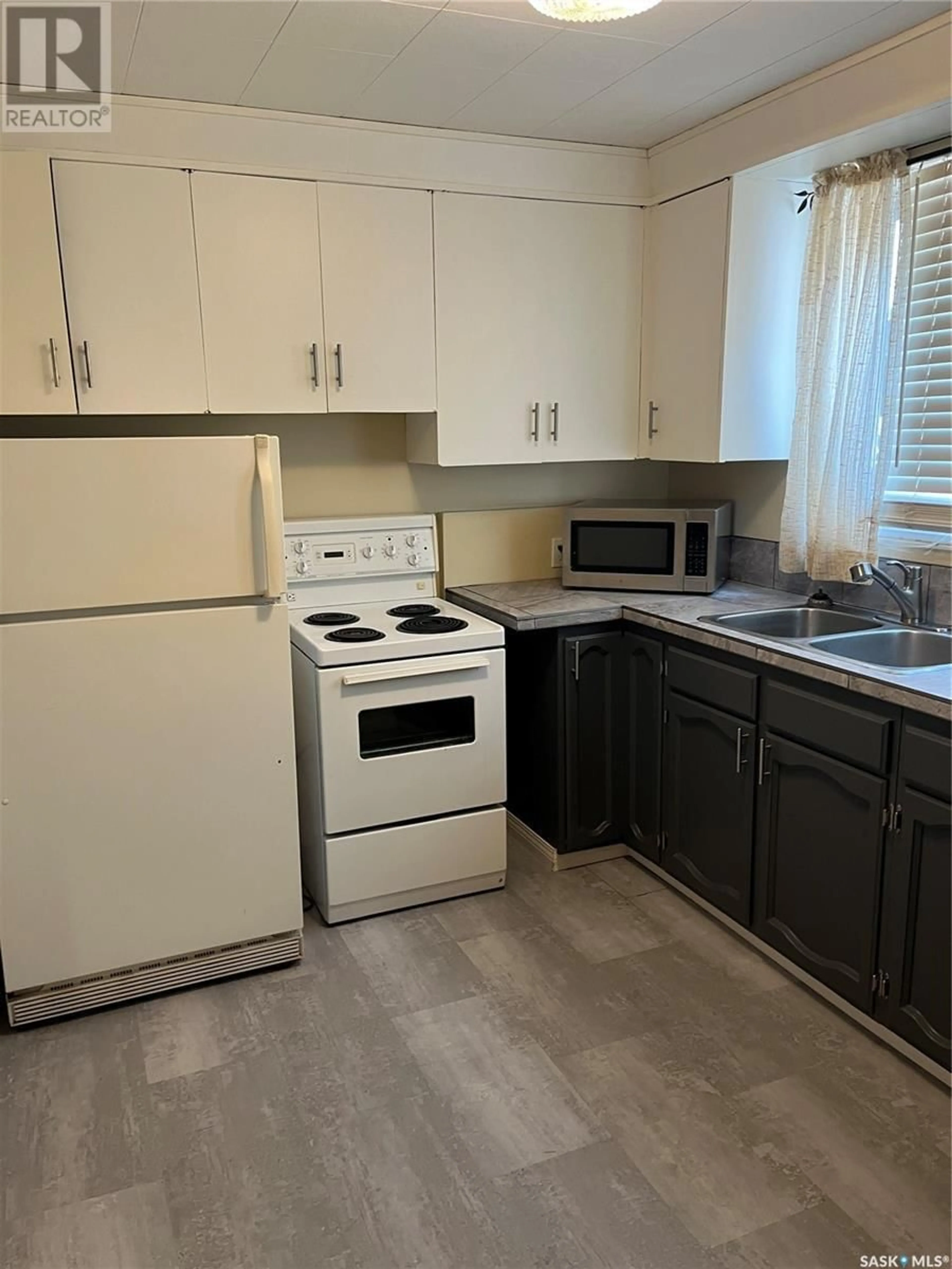 Standard kitchen, unknown for 67 BRADBROOKE DRIVE, Yorkton Saskatchewan S3N2Y2