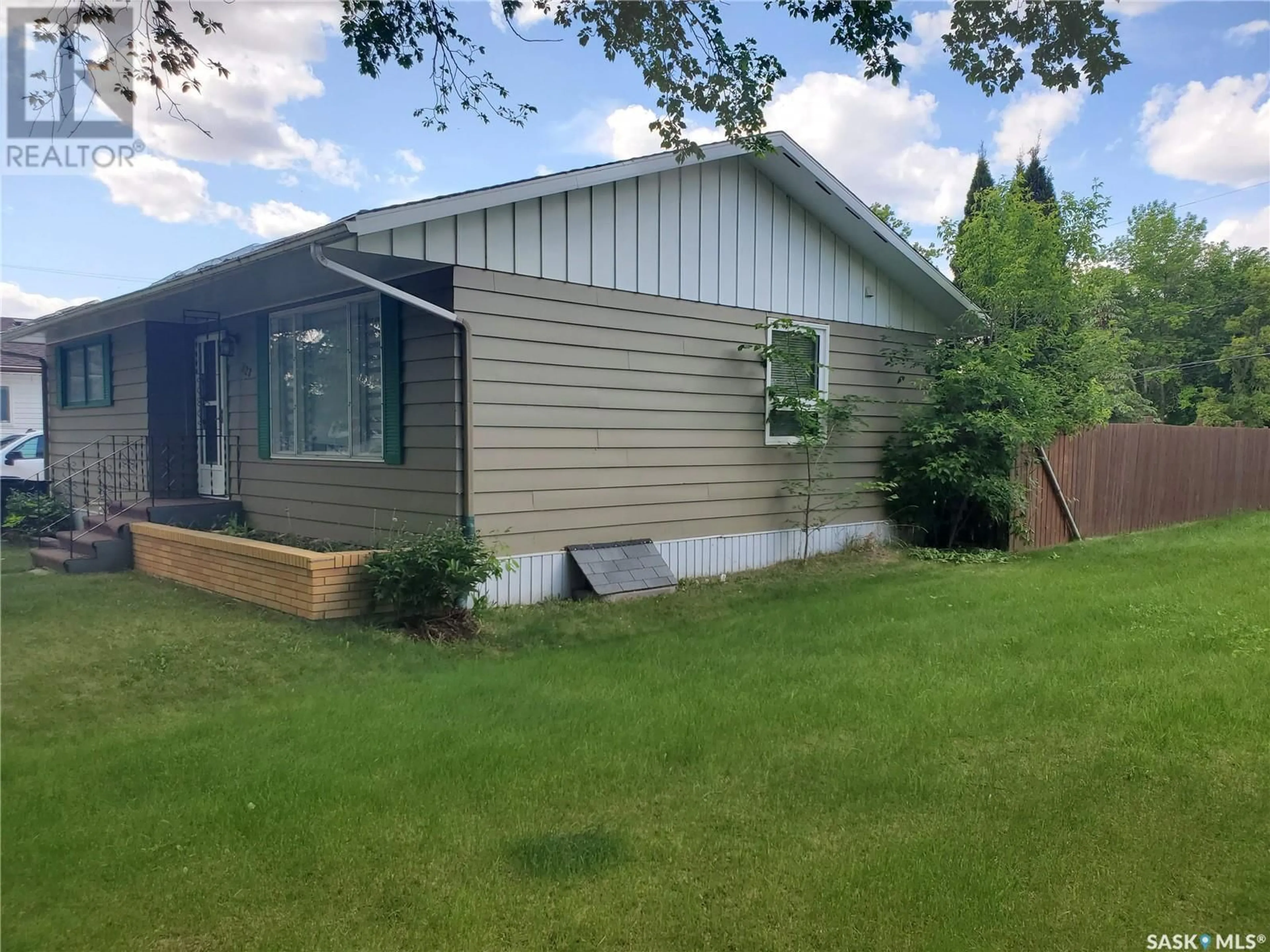 Home with vinyl exterior material, unknown for 327 WALLACE STREET, Kamsack Saskatchewan S0A1S0