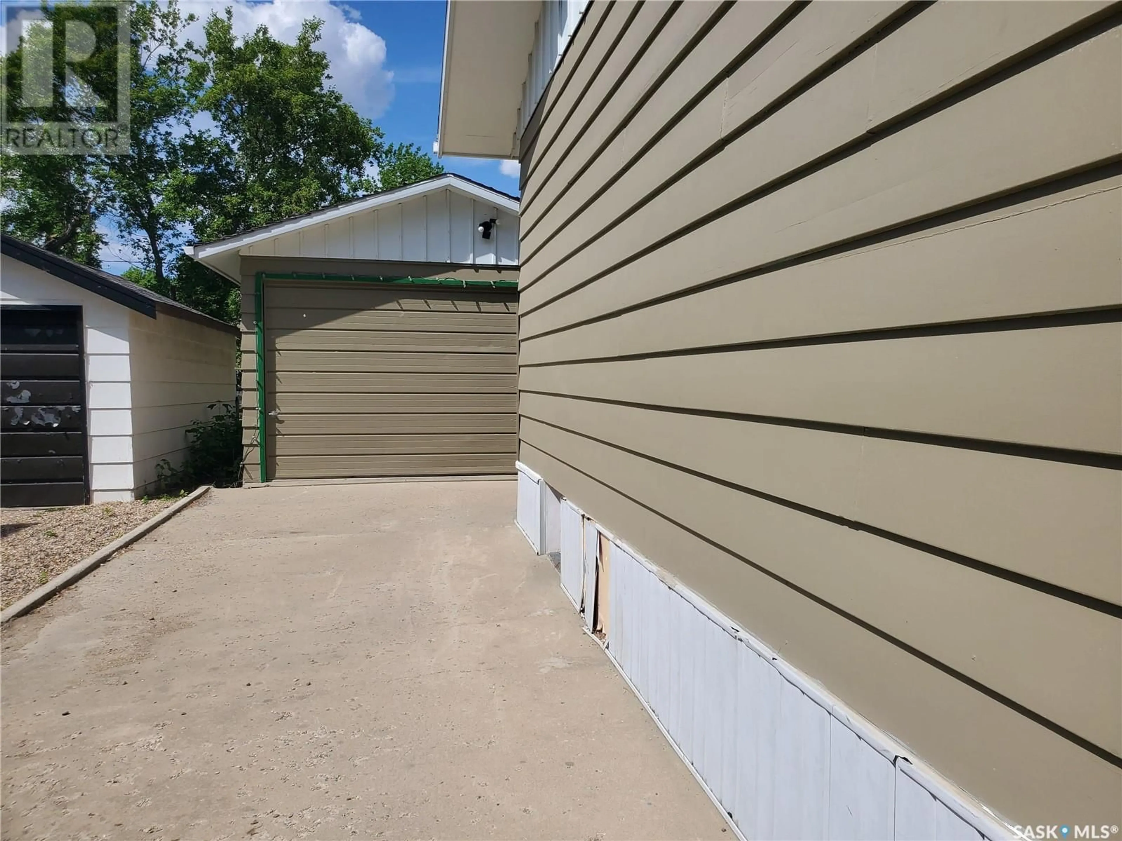 Home with vinyl exterior material, street for 327 WALLACE STREET, Kamsack Saskatchewan S0A1S0