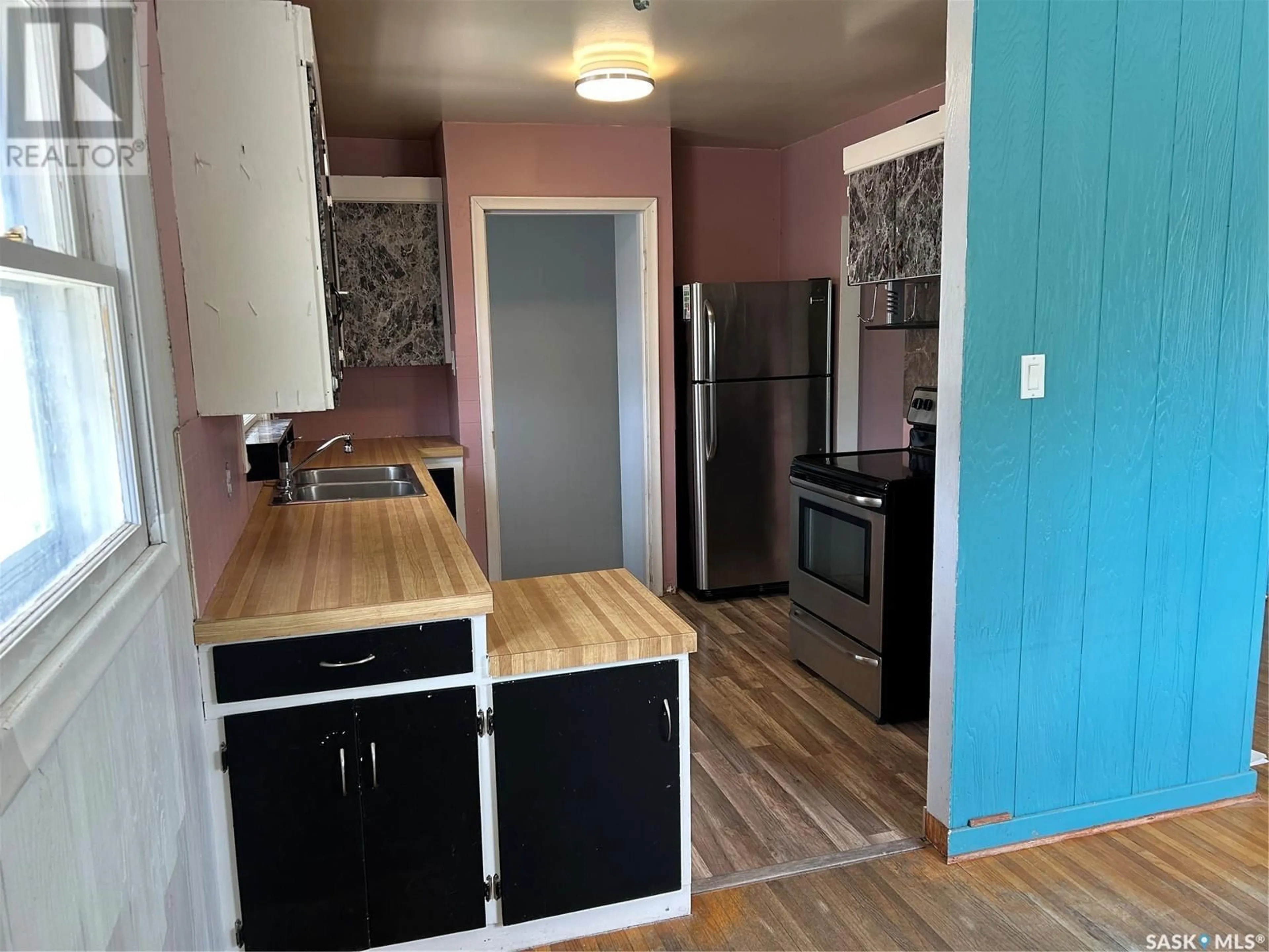 Standard kitchen, wood/laminate floor for 1136 WALKER STREET, Regina Saskatchewan S4T5N4