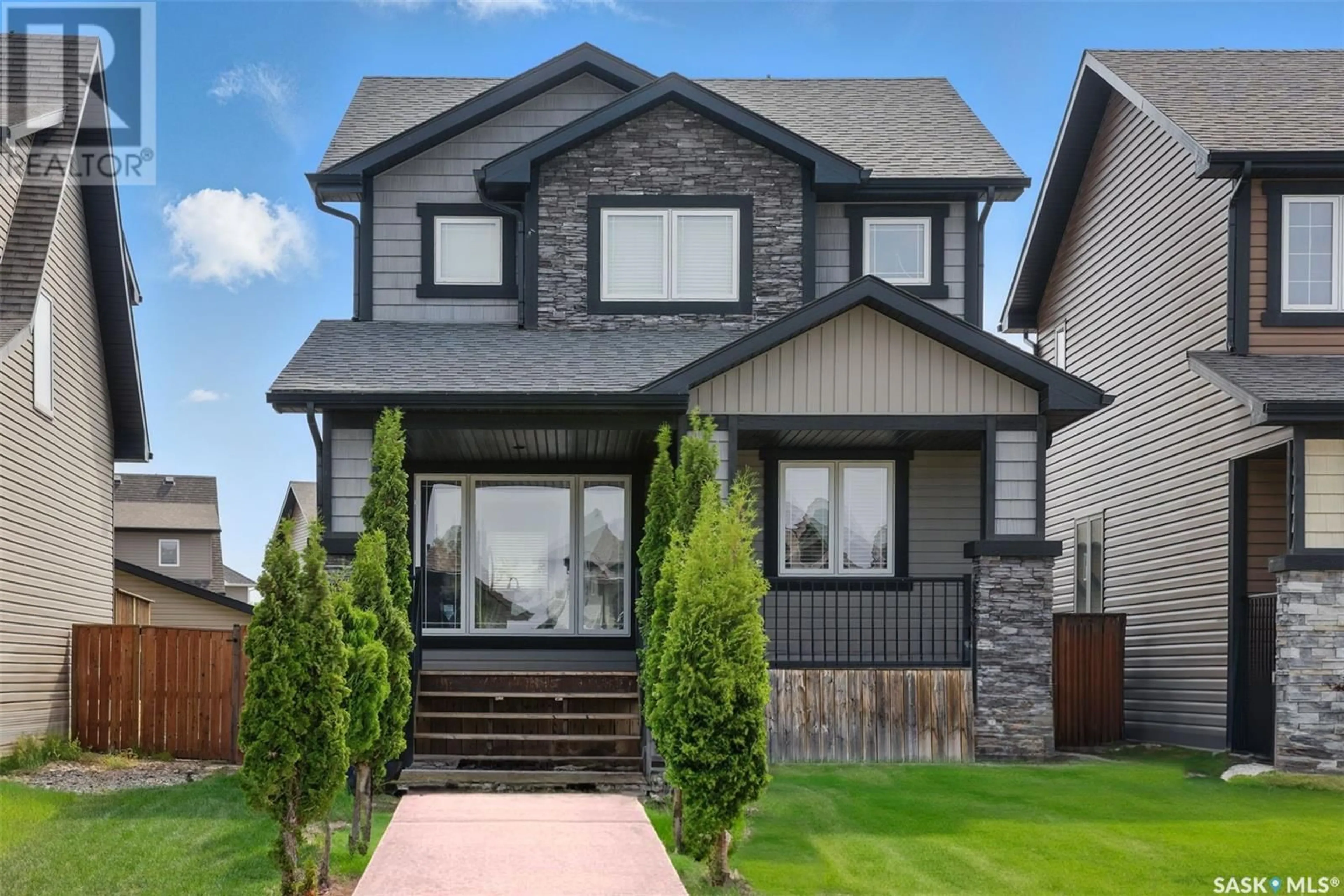 Home with vinyl exterior material, street for 370 LEVALLEY COVE, Saskatoon Saskatchewan S7T0H2