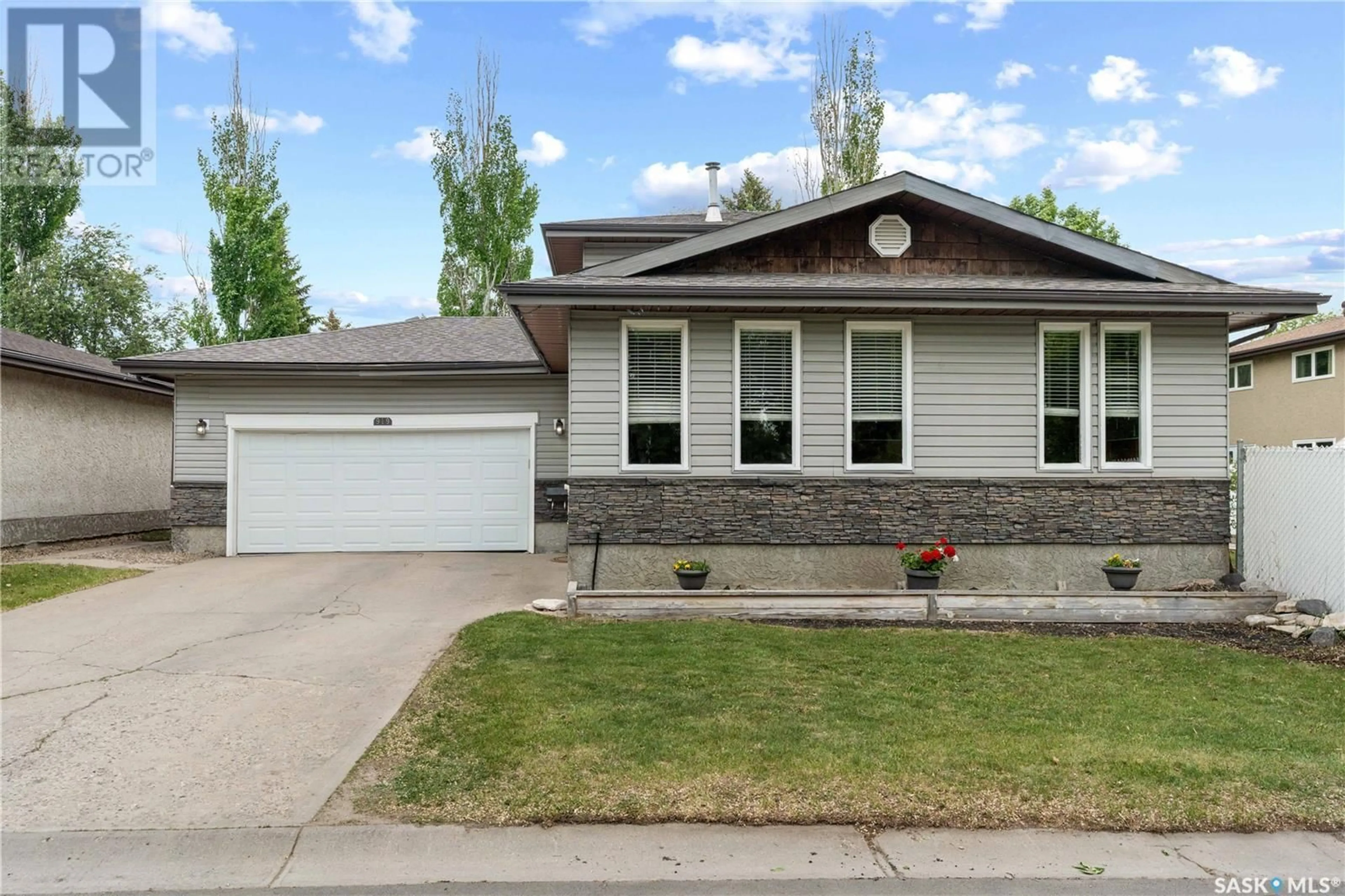 Home with vinyl exterior material, street for 919 COLE STREET, Regina Saskatchewan S4X2A3