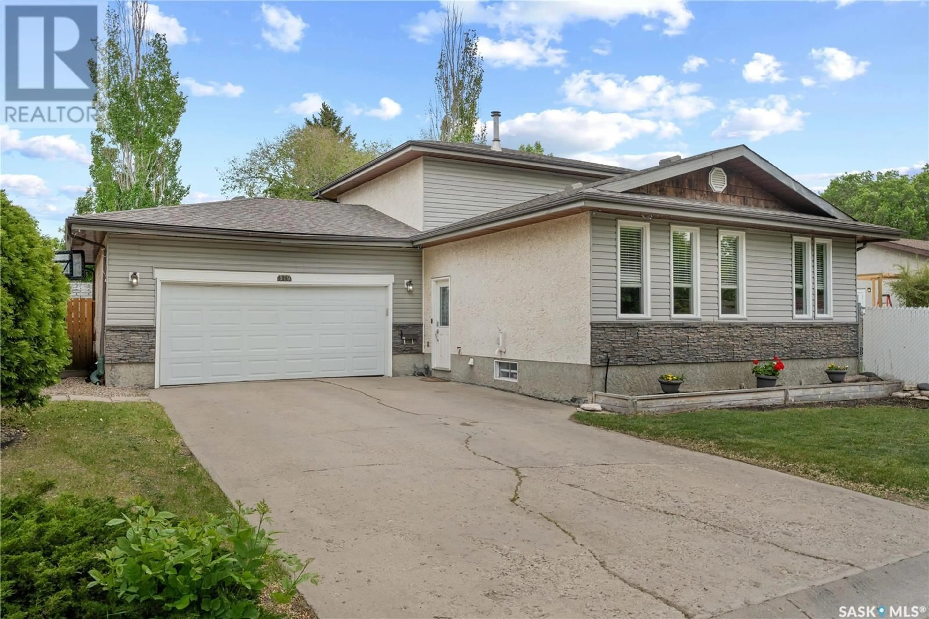 Home with vinyl exterior material, street for 919 COLE STREET, Regina Saskatchewan S4X2A3