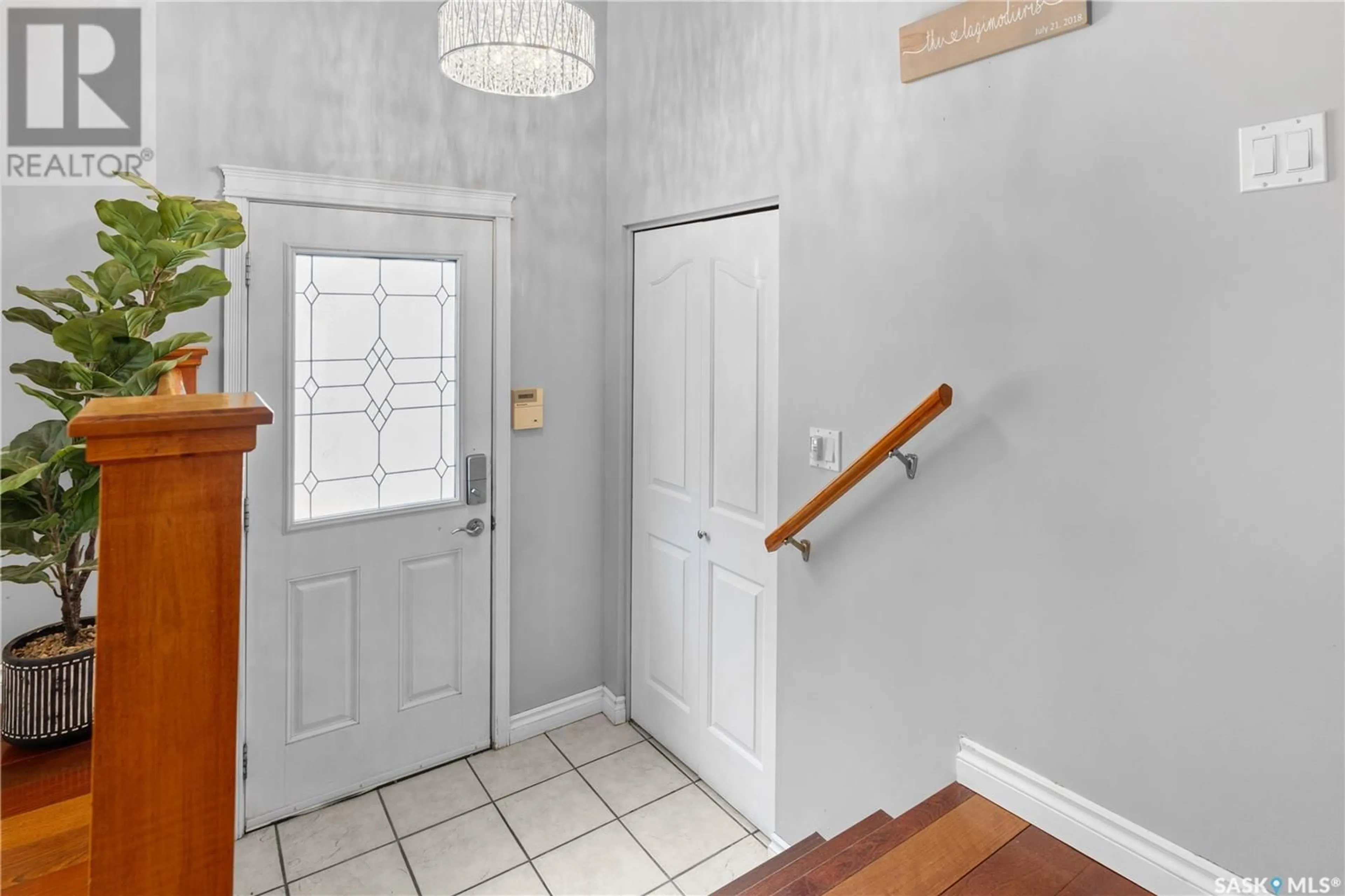 Indoor entryway for 919 COLE STREET, Regina Saskatchewan S4X2A3
