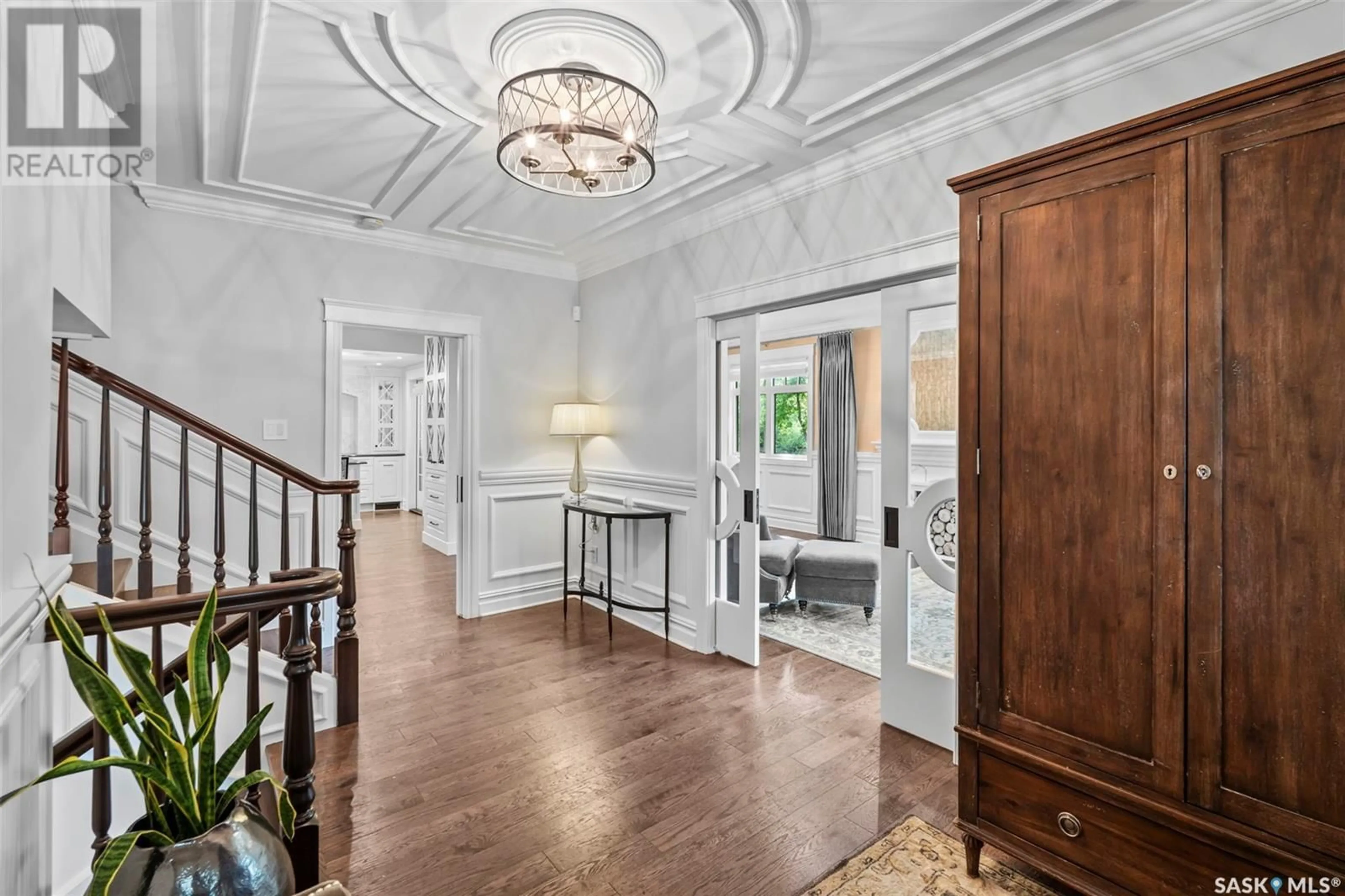 Indoor foyer for 334 SASKATCHEWAN CRESCENT, Saskatoon Saskatchewan S7M0A4