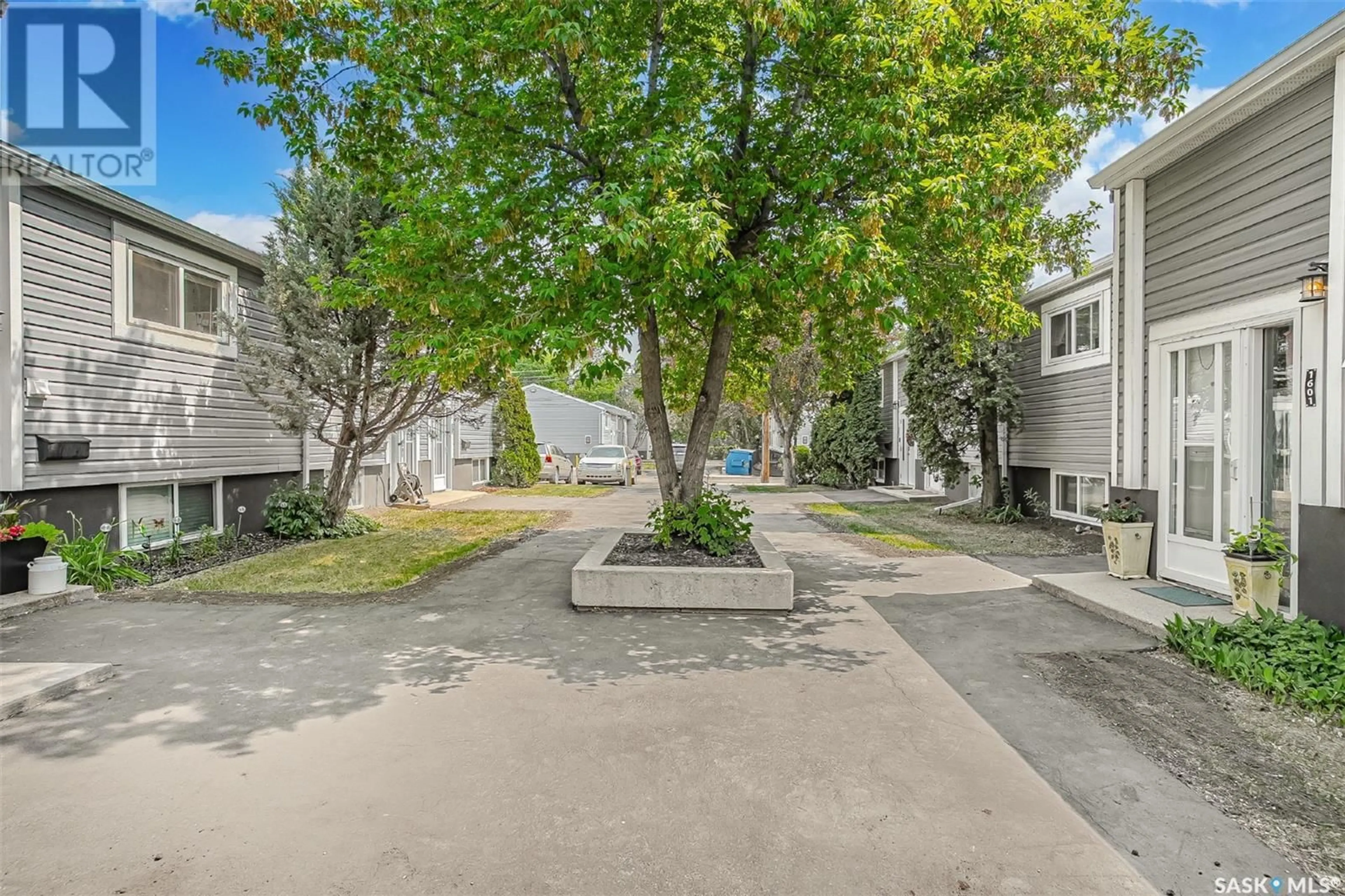 Patio, street for 1601 THOMPSON AVENUE, Saskatoon Saskatchewan S7N1Y2