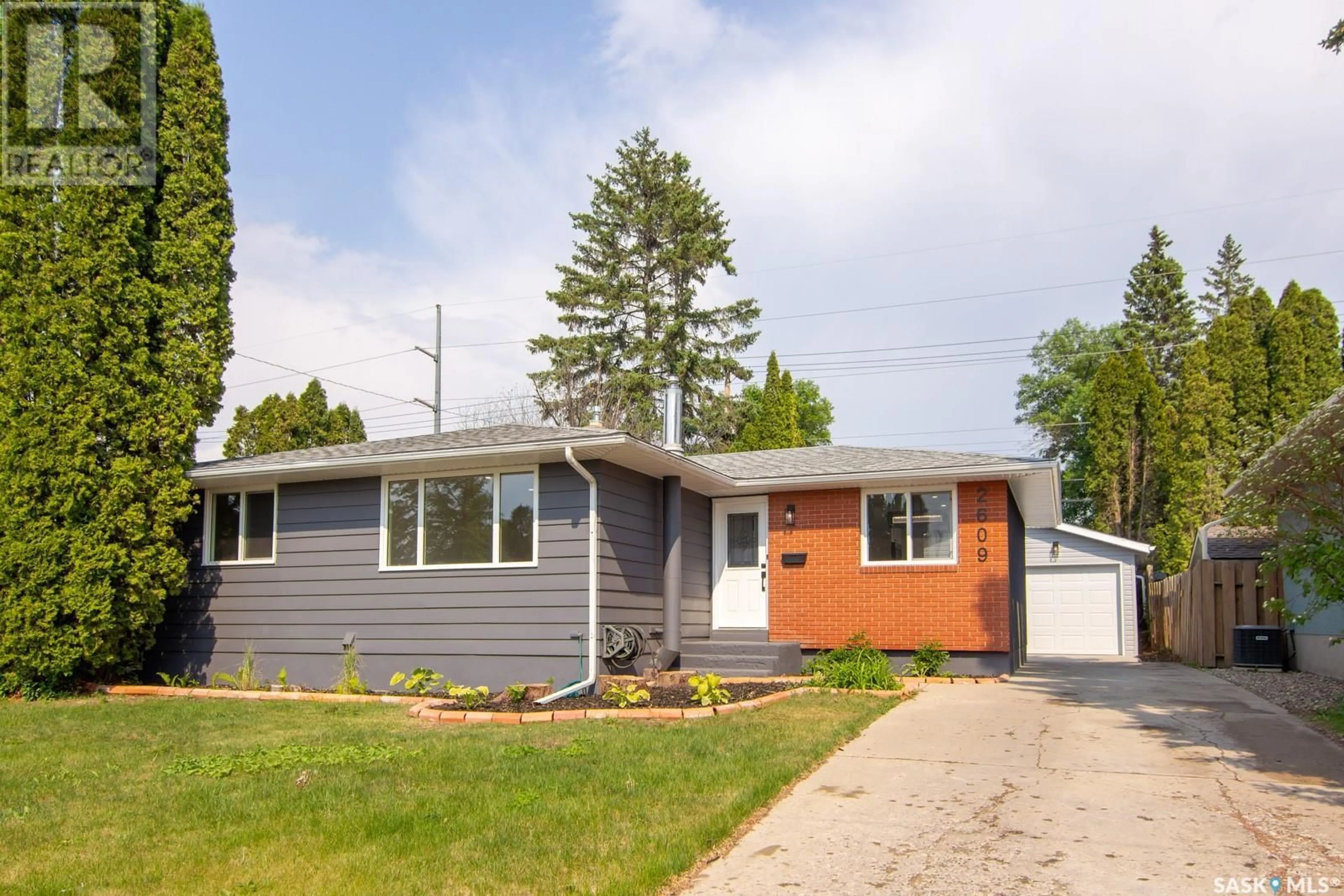 Home with vinyl exterior material, street for 2609 WOODWARD AVENUE, Saskatoon Saskatchewan S7J2E6