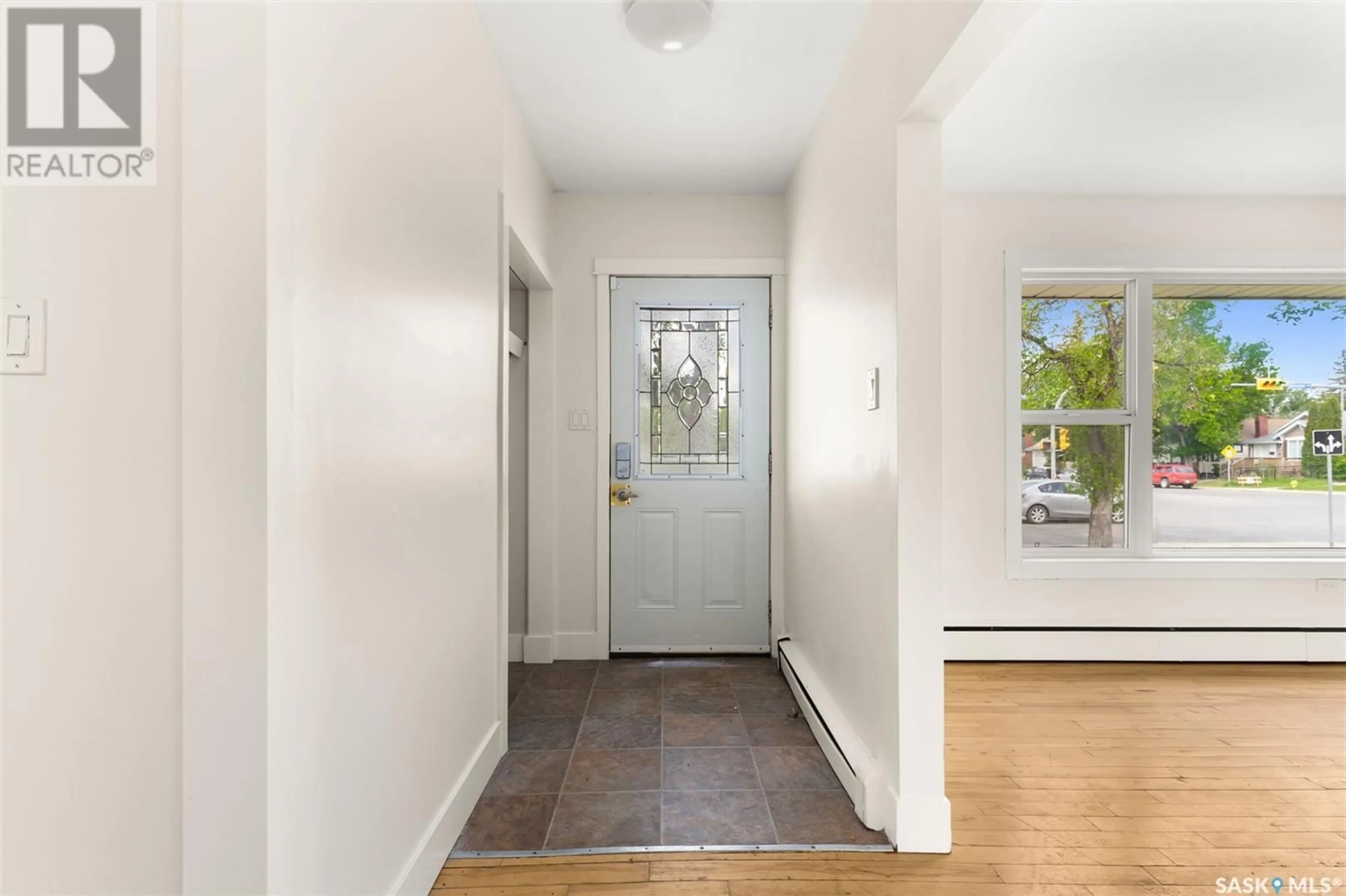 Indoor entryway for 1101 BROADWAY AVENUE, Regina Saskatchewan S4P1E4