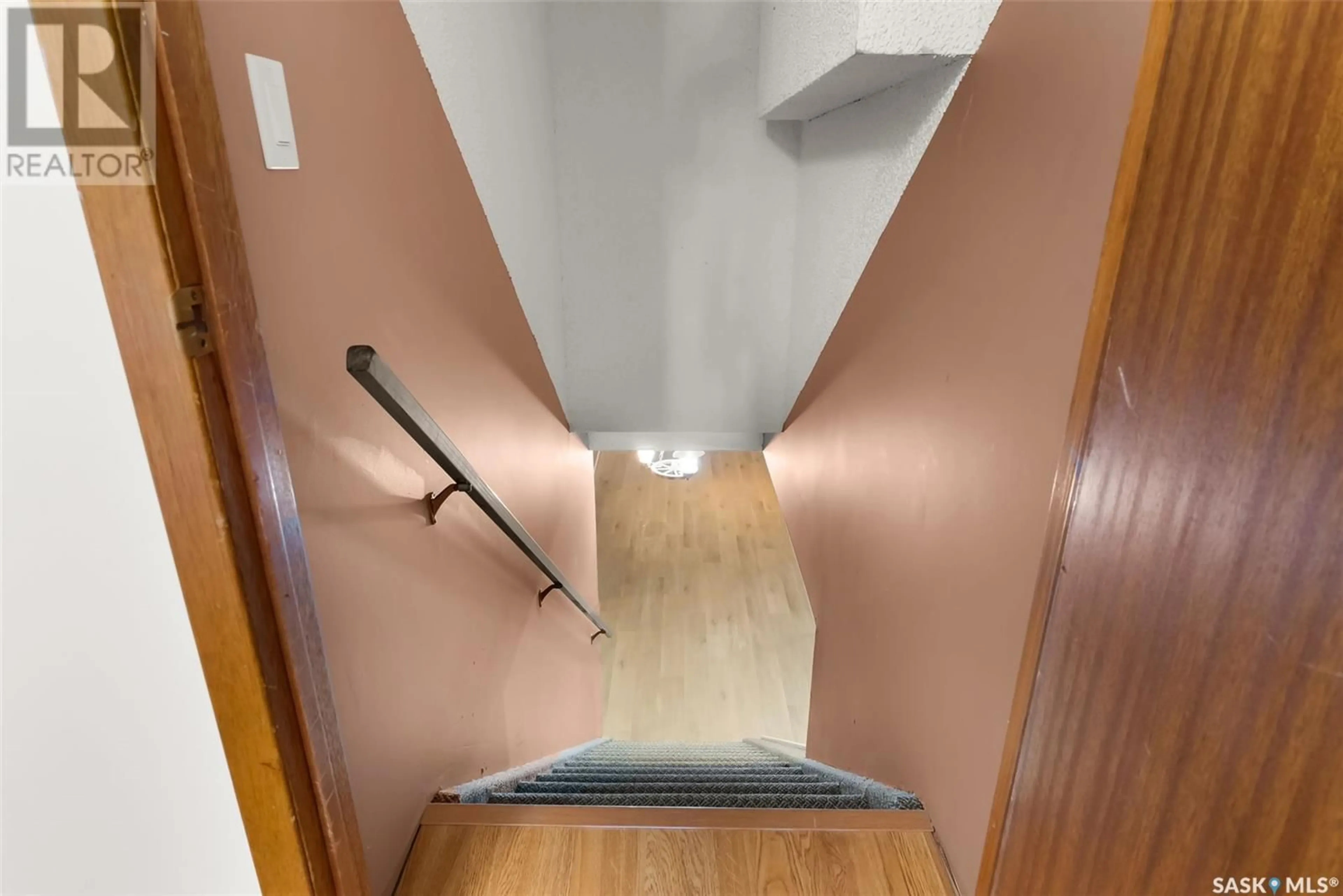 Indoor foyer for 105 1ST AVENUE, Kelliher Saskatchewan S0A1V0