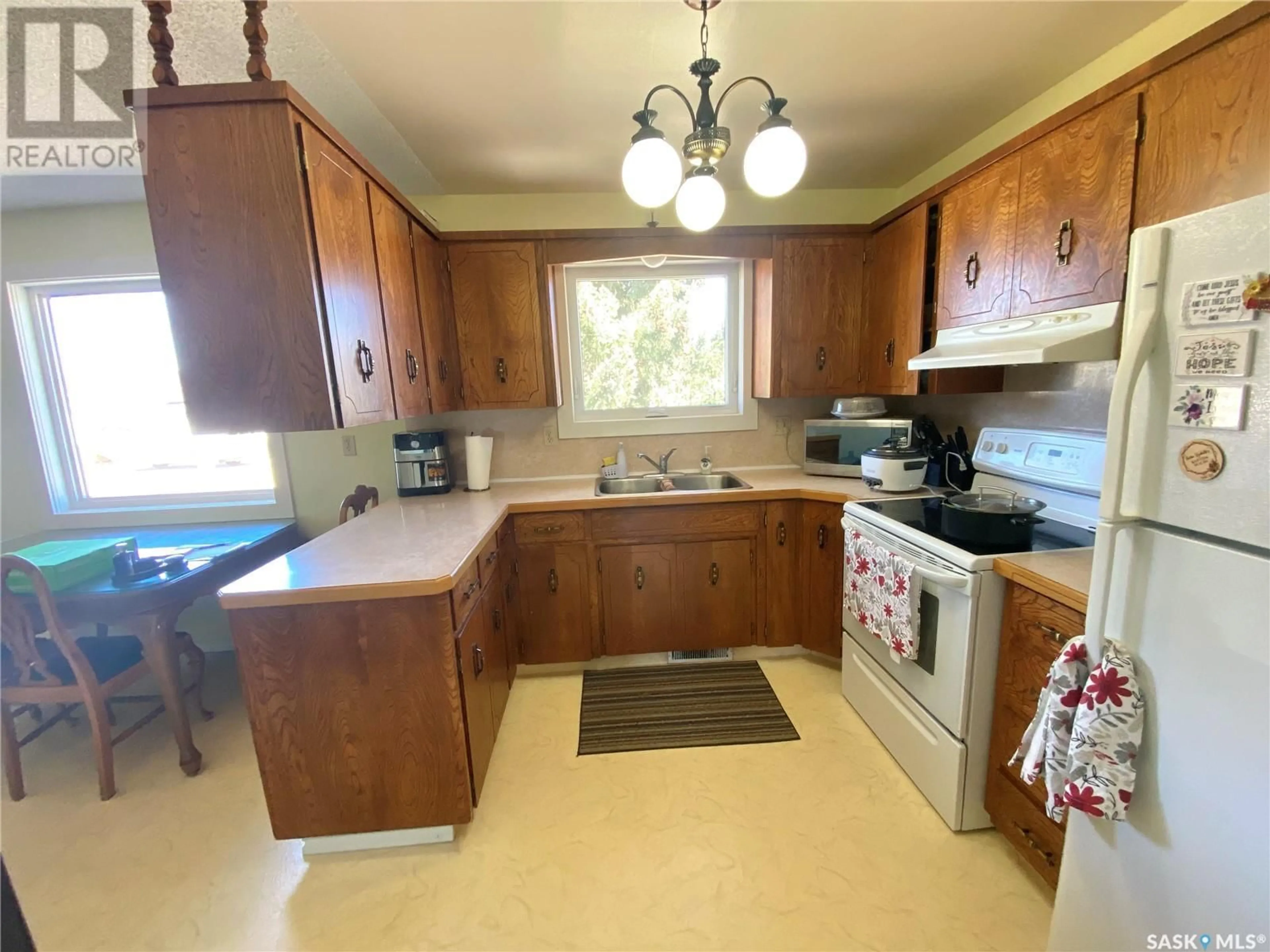 Standard kitchen, unknown for 362 POWELL CRESCENT, Swift Current Saskatchewan S9H4L7
