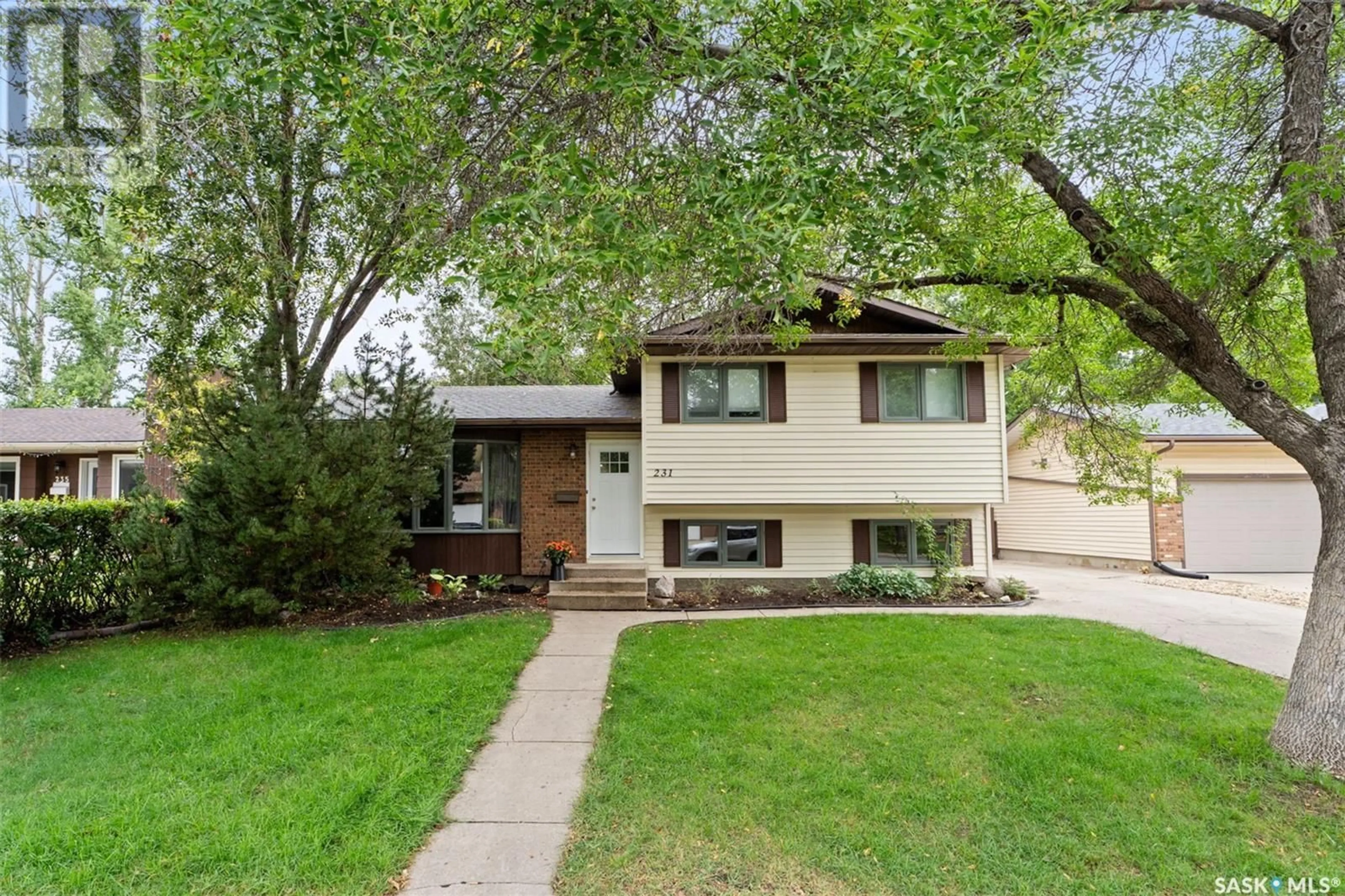 Home with vinyl exterior material, street for 231 KENOSEE CRESCENT, Saskatoon Saskatchewan S7J3T1