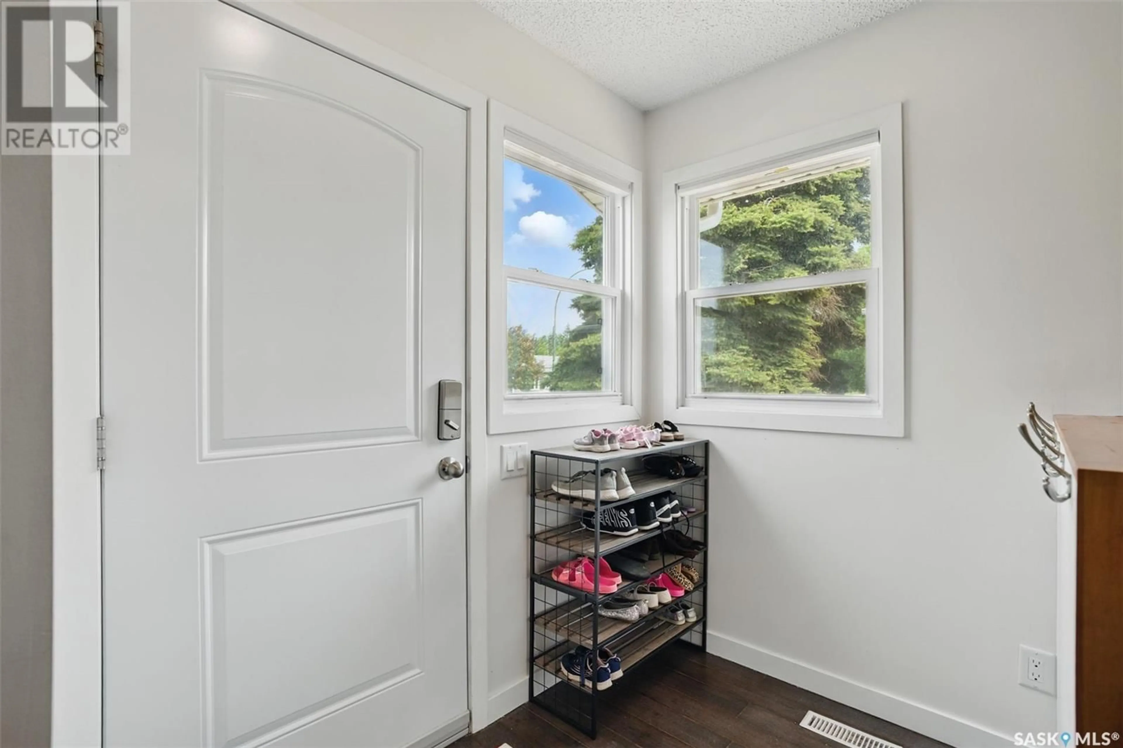 Indoor entryway for 429 LANGEVIN CRESCENT, Saskatoon Saskatchewan S7L5R5