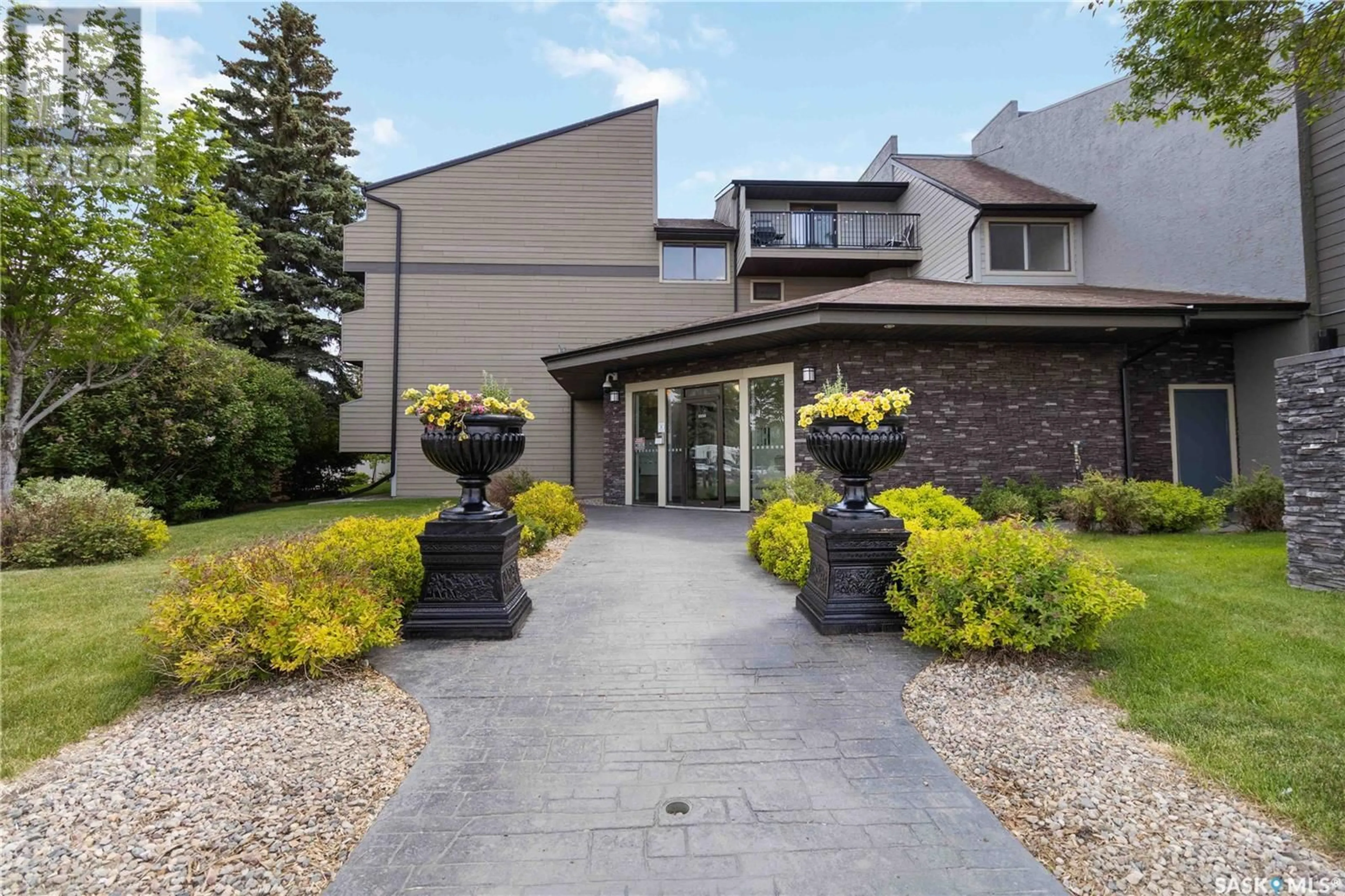 Indoor foyer for 2233 - 413 ST HENRY AVENUE, Saskatoon Saskatchewan S7M0C9