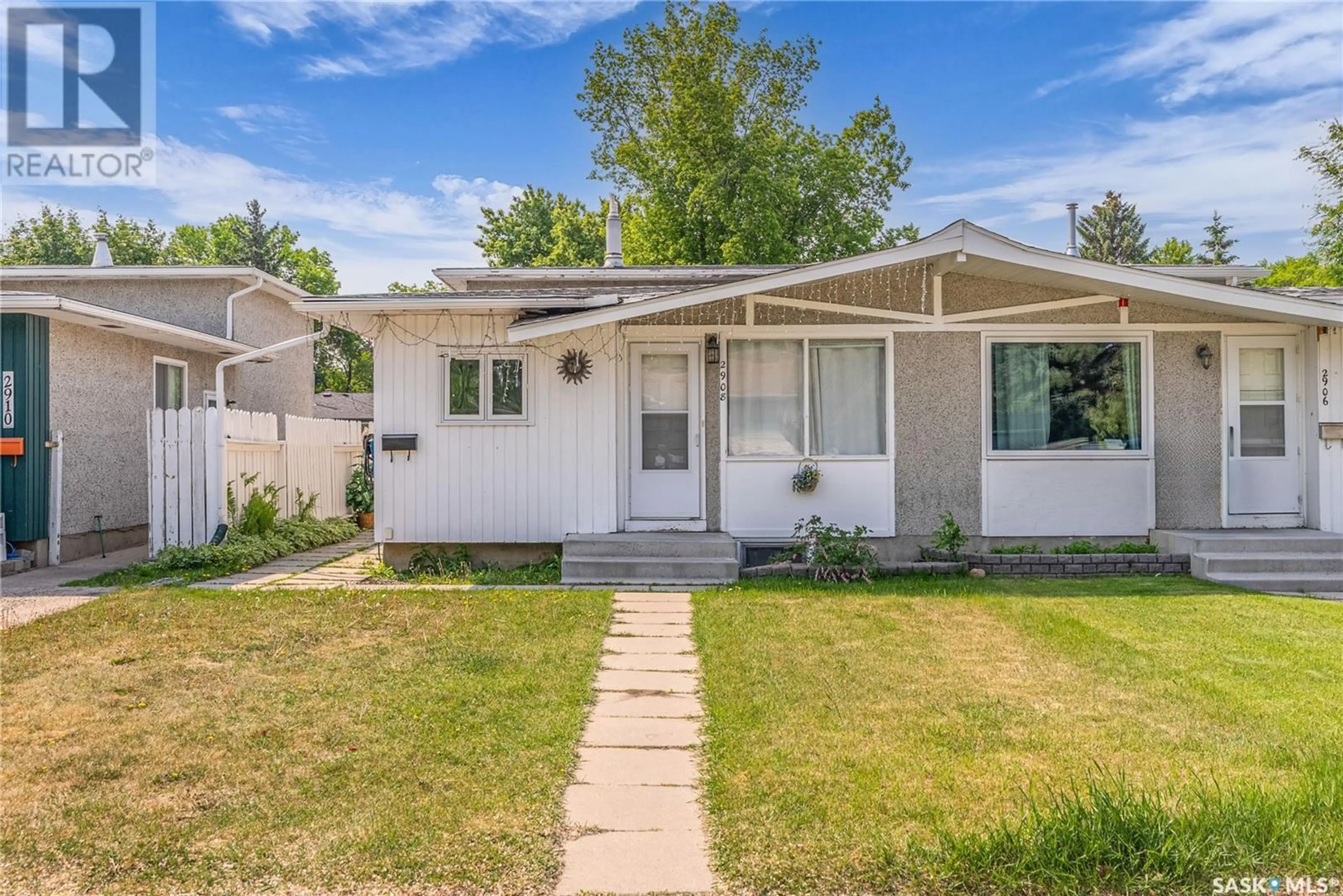 Home with vinyl exterior material, street for 2908 EASTVIEW, Saskatoon Saskatchewan S7J3H9