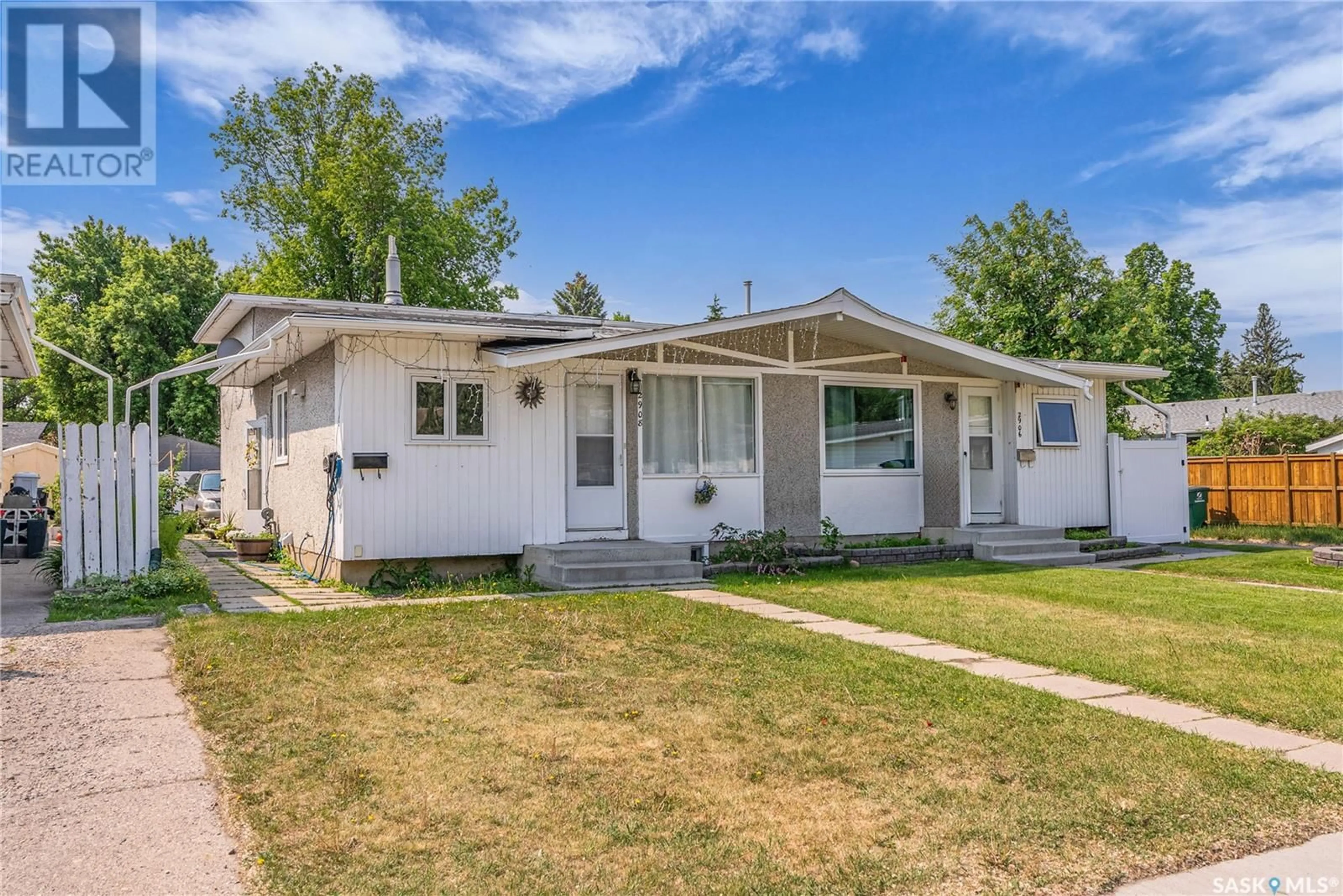 Home with vinyl exterior material, street for 2908 EASTVIEW, Saskatoon Saskatchewan S7J3H9