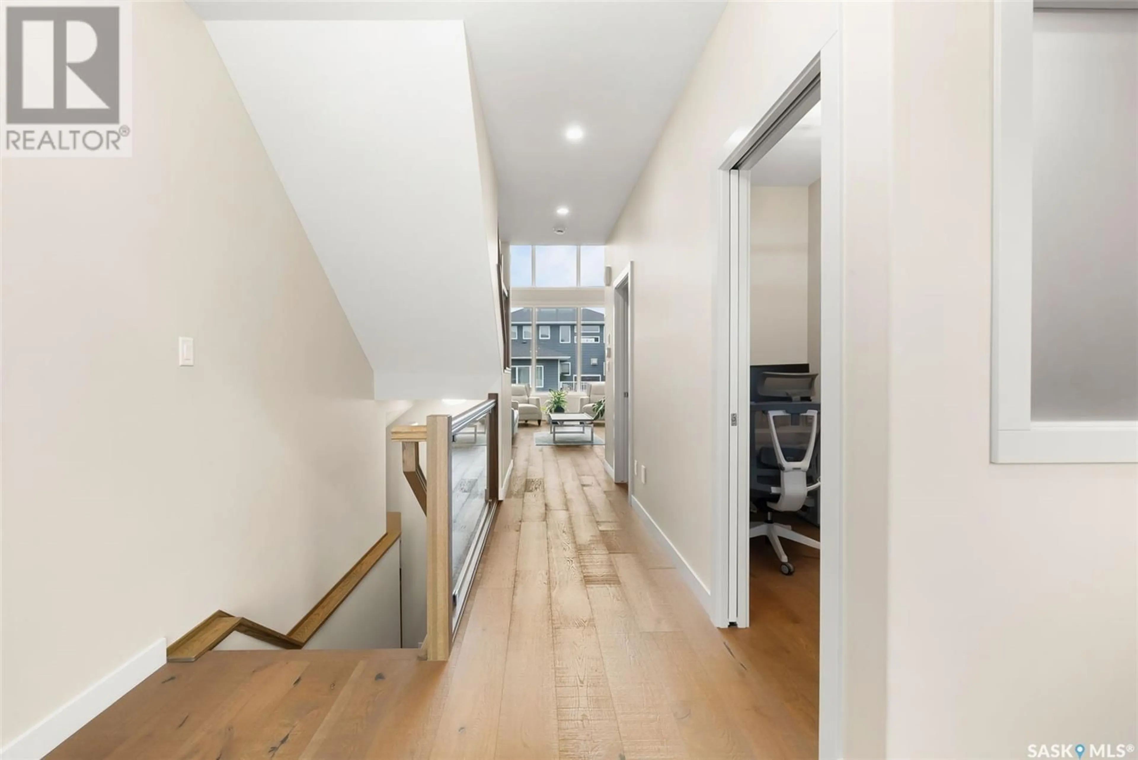 Indoor foyer for 4321 CHUKA DRIVE, Regina Saskatchewan S4V3H8