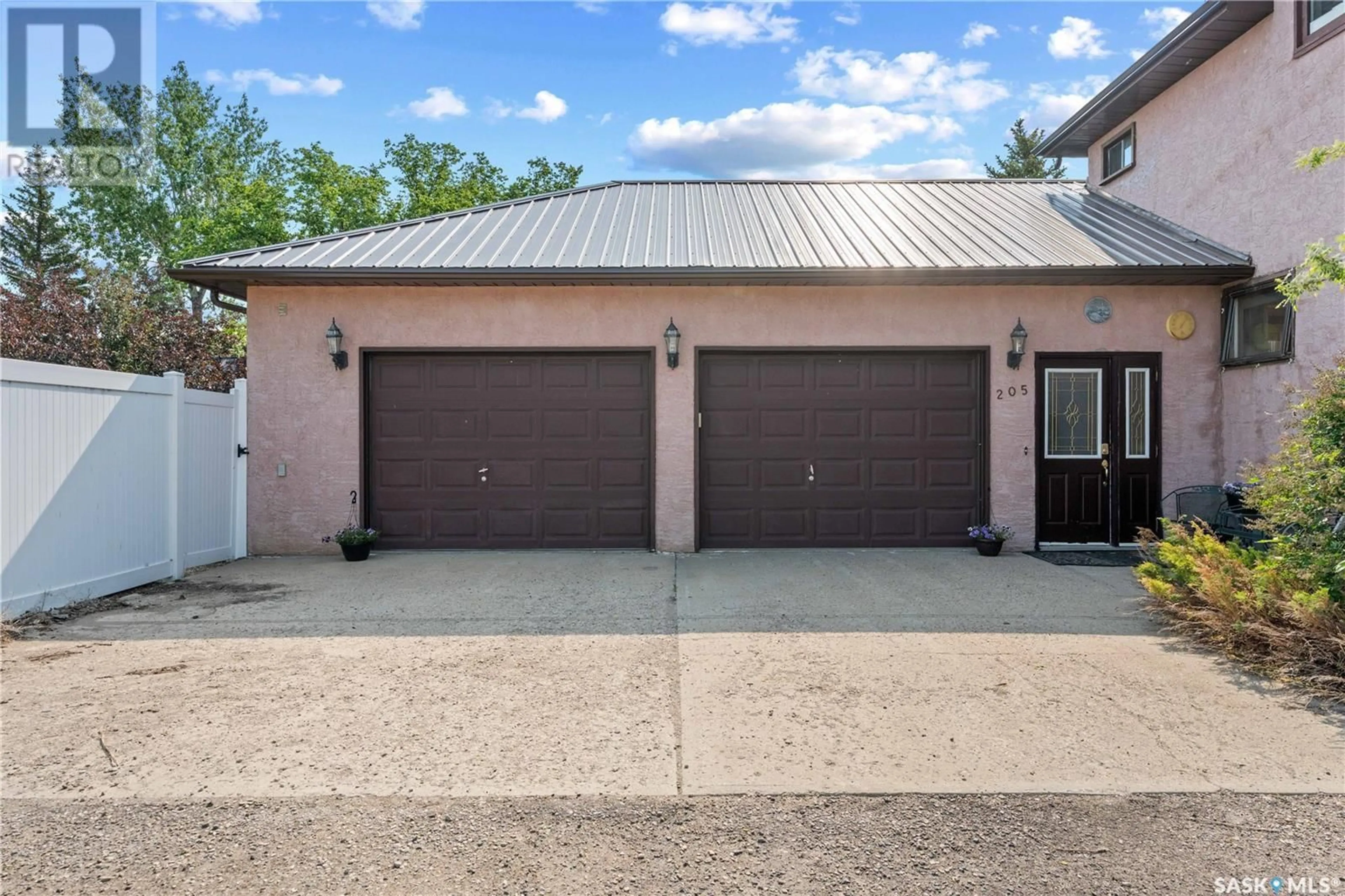 Indoor garage for 205 5TH AVENUE, Gravelbourg Saskatchewan S0H1X0