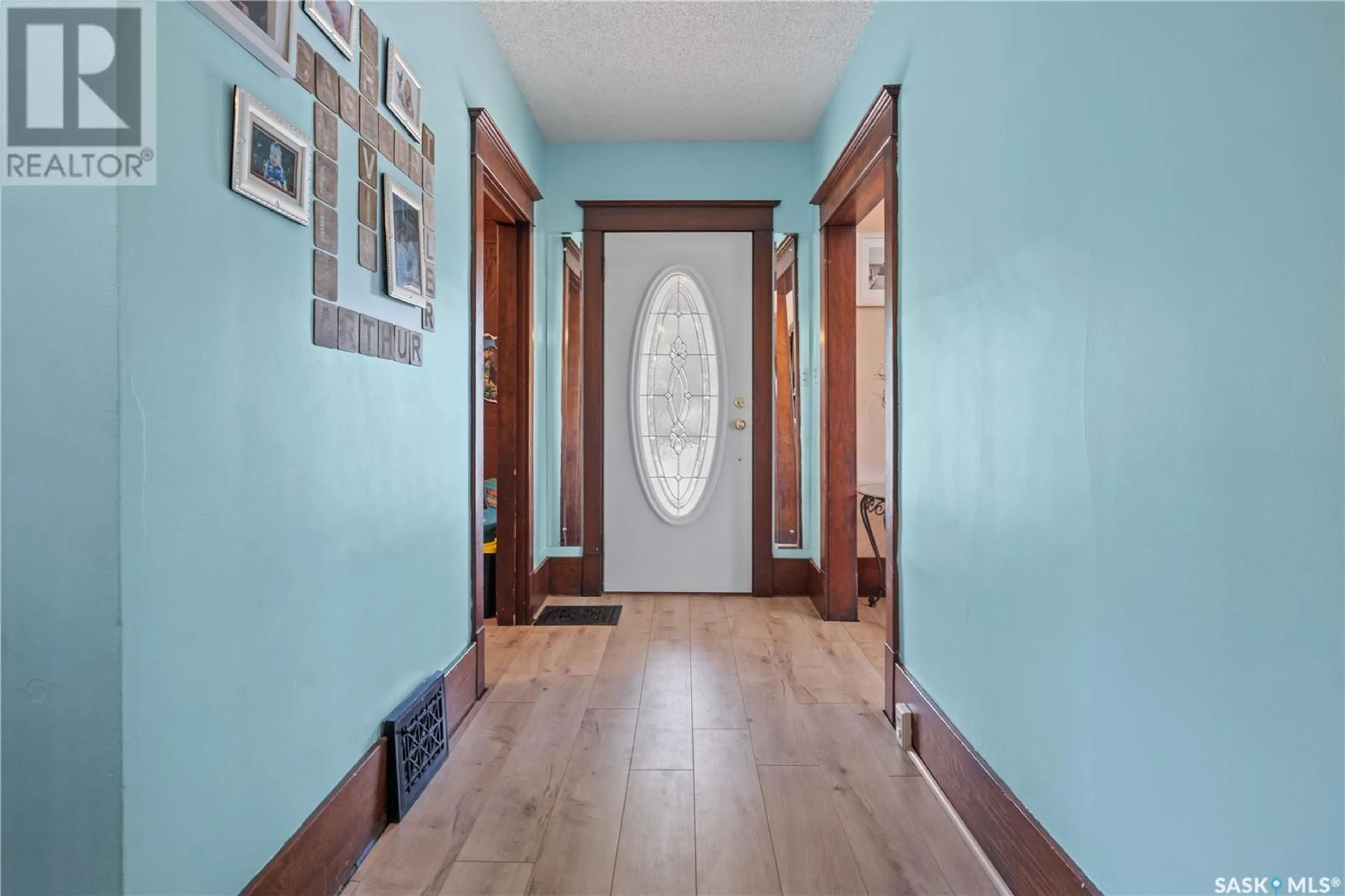 Indoor entryway for 205 5TH AVENUE, Gravelbourg Saskatchewan S0H1X0