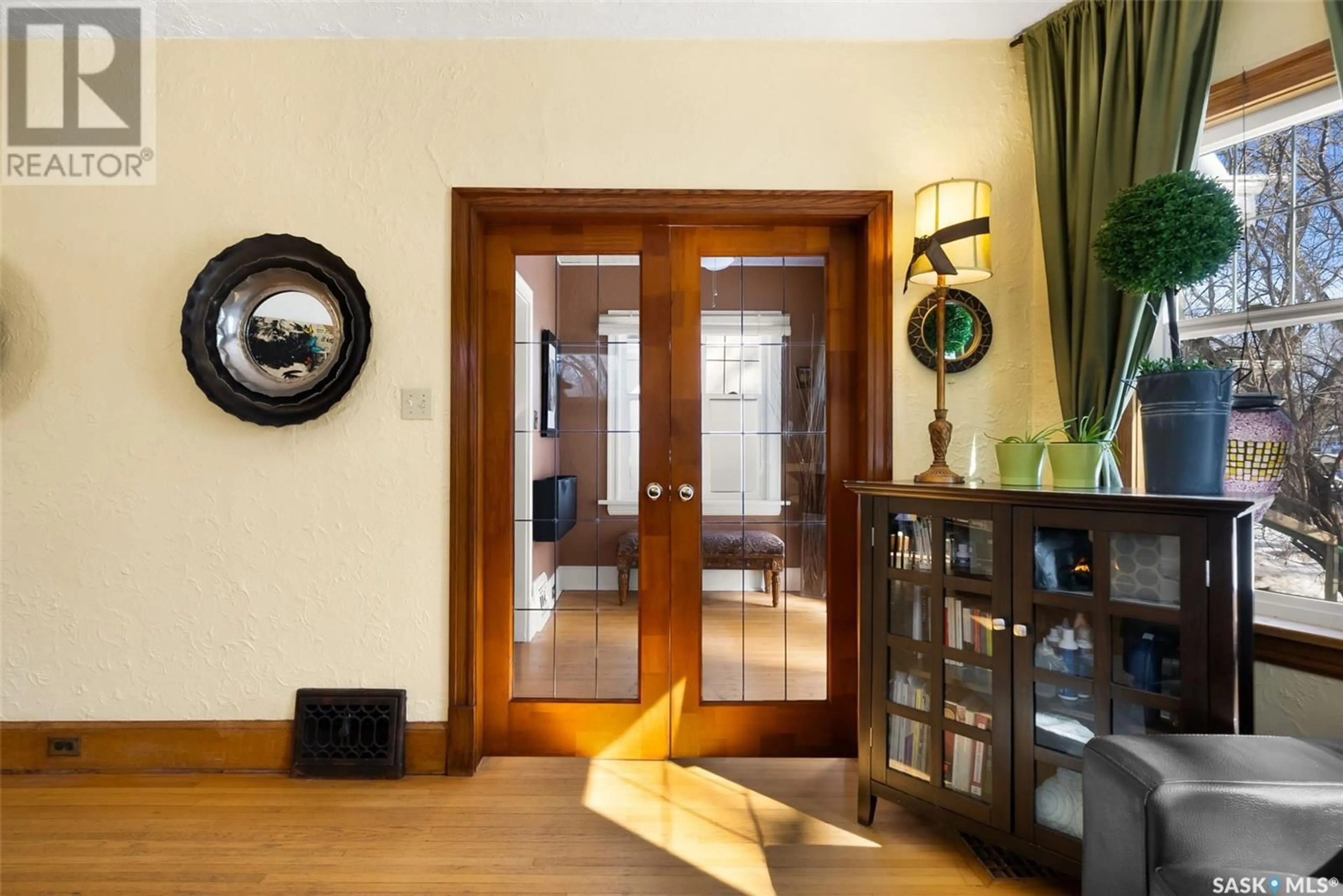 Indoor foyer for 115 CONNAUGHT CRESCENT, Regina Saskatchewan S4T6M8