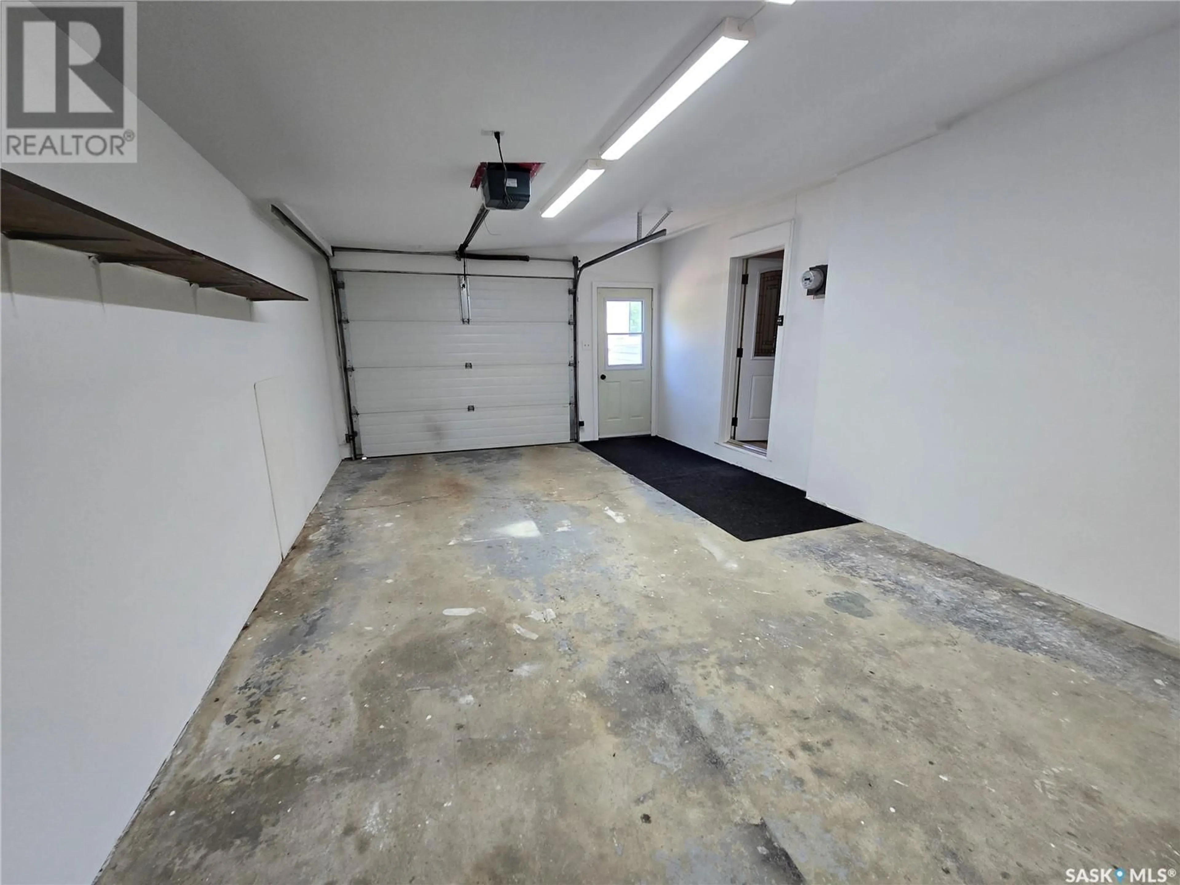 Indoor garage for 612 3RD STREET, Weyburn Saskatchewan S4H2E1
