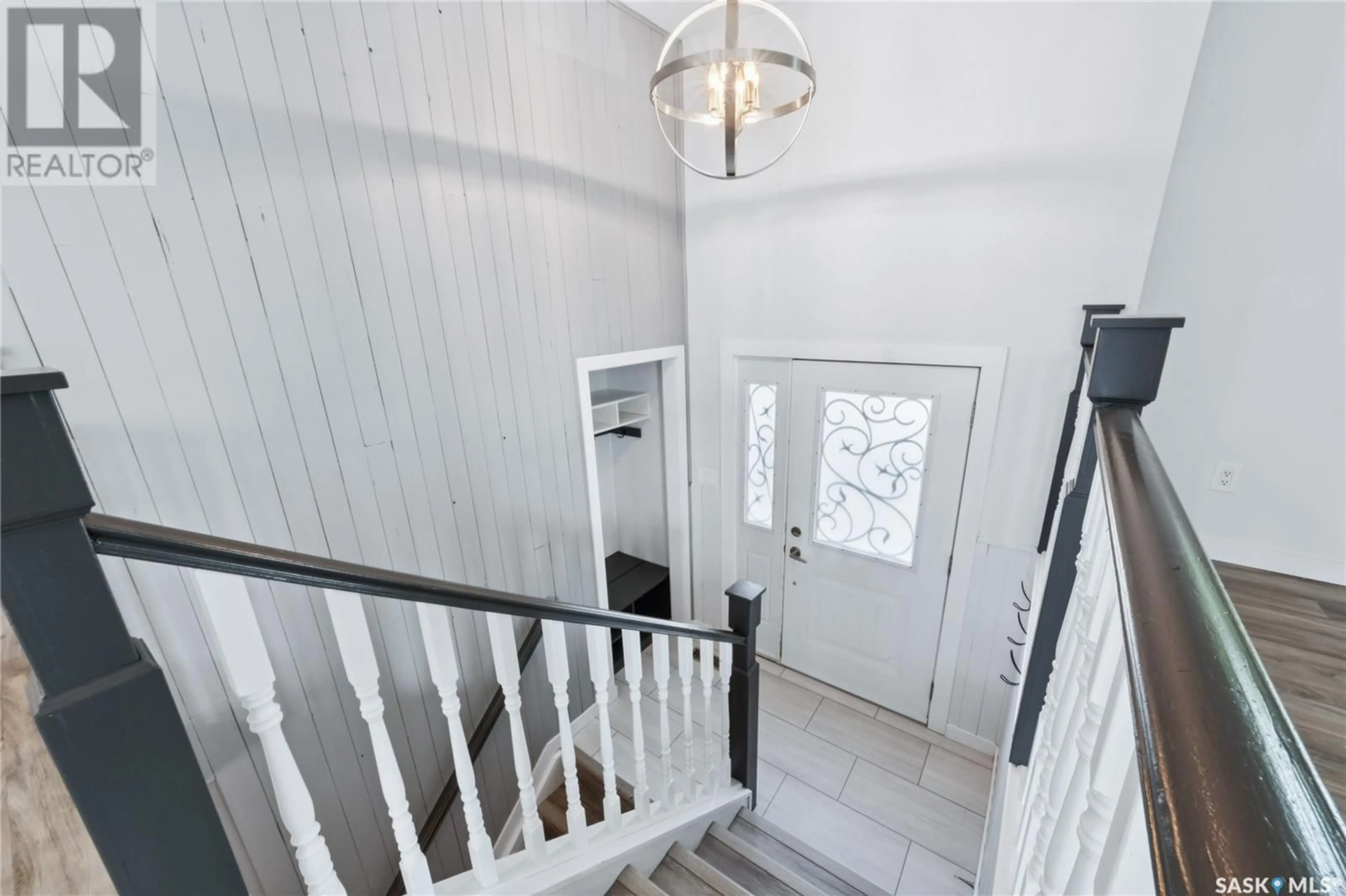 Indoor foyer for 602 TOBIN WAY, Saskatoon Saskatchewan S7K4P2