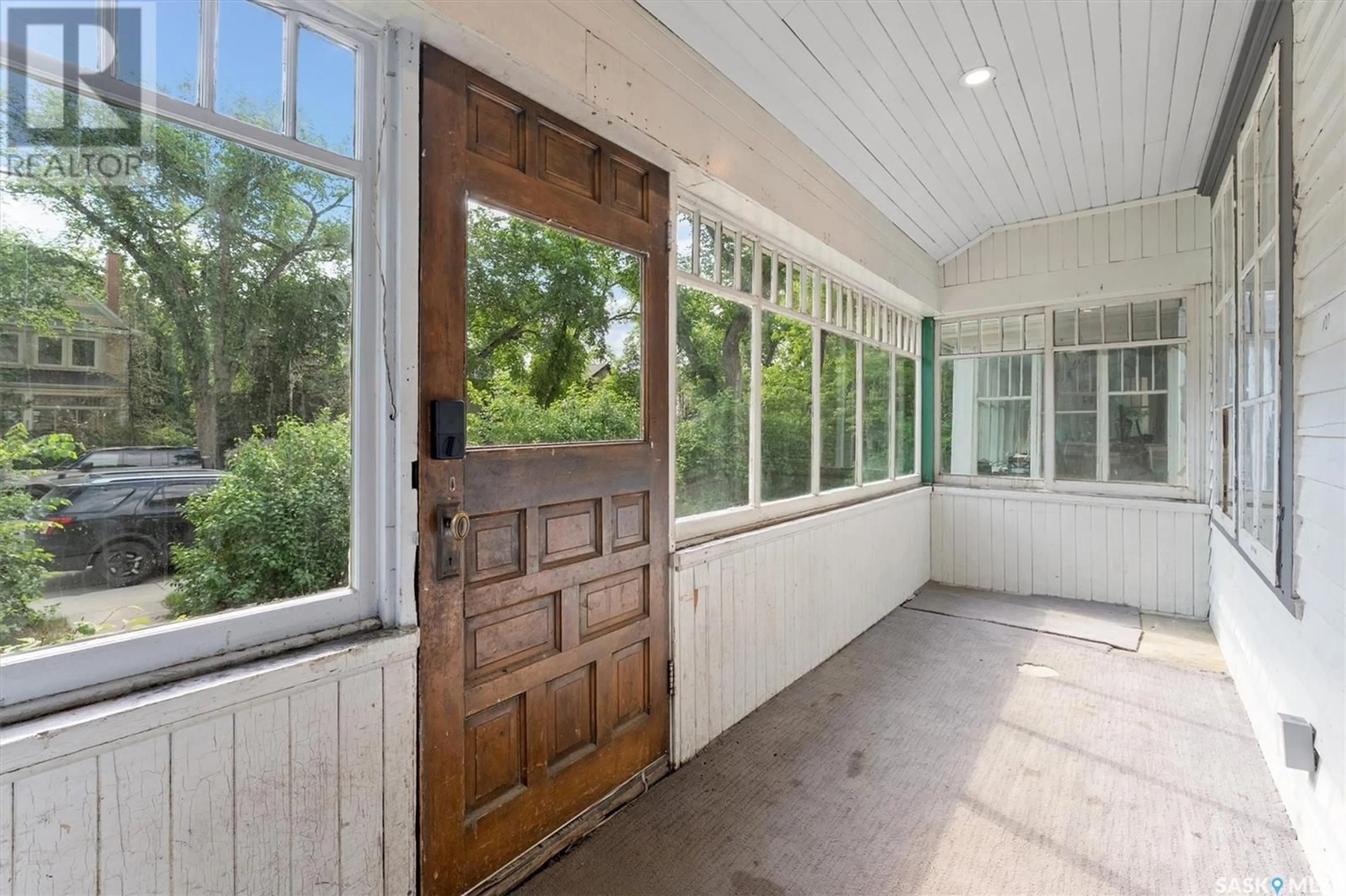 Indoor entryway for 717 7TH AVENUE, Saskatoon Saskatchewan S7K2V3