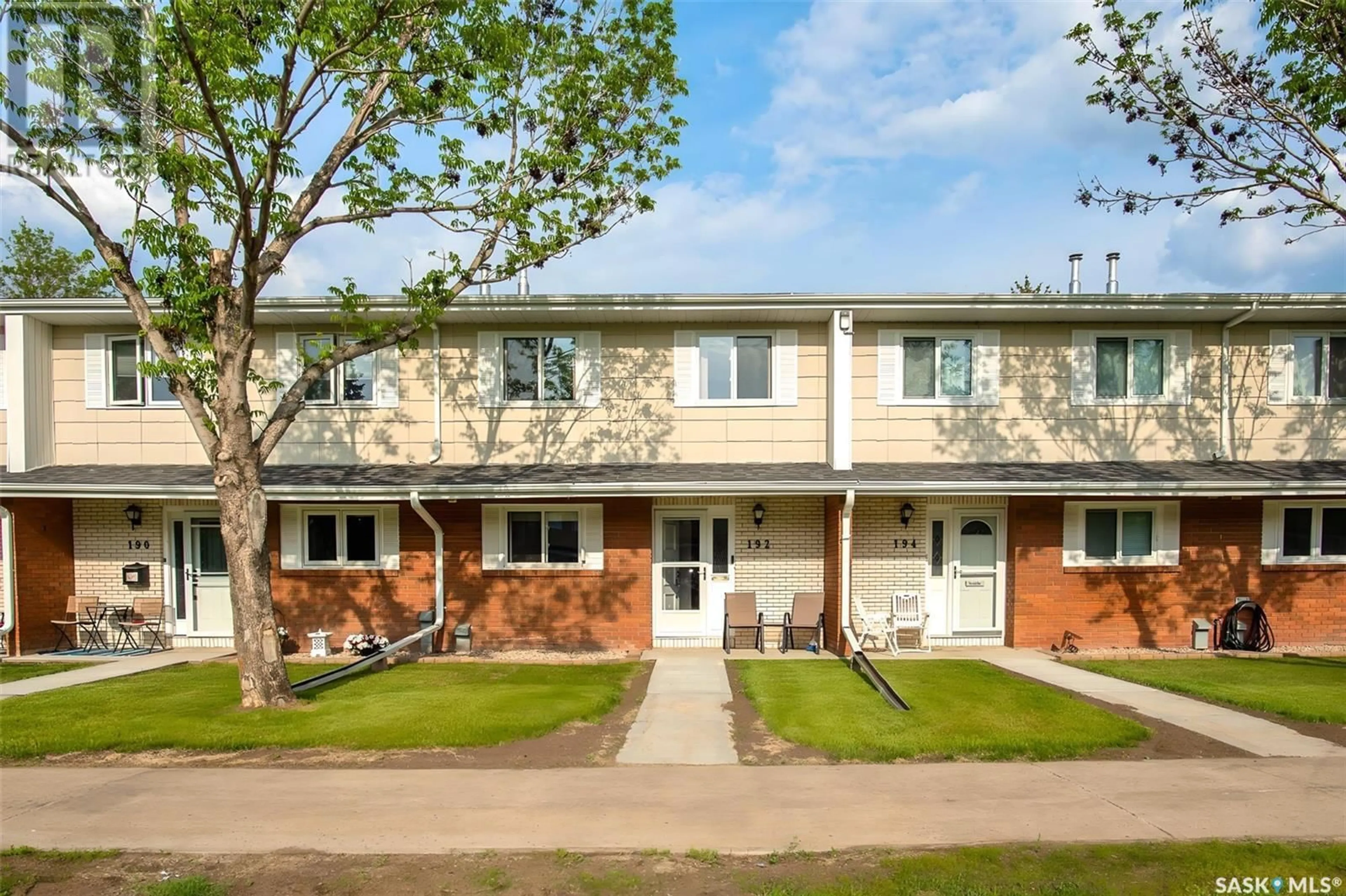 A pic from outside/outdoor area/front of a property/back of a property/a pic from drone, street for 192 PLAINSVIEW DRIVE, Regina Saskatchewan S4S6K2