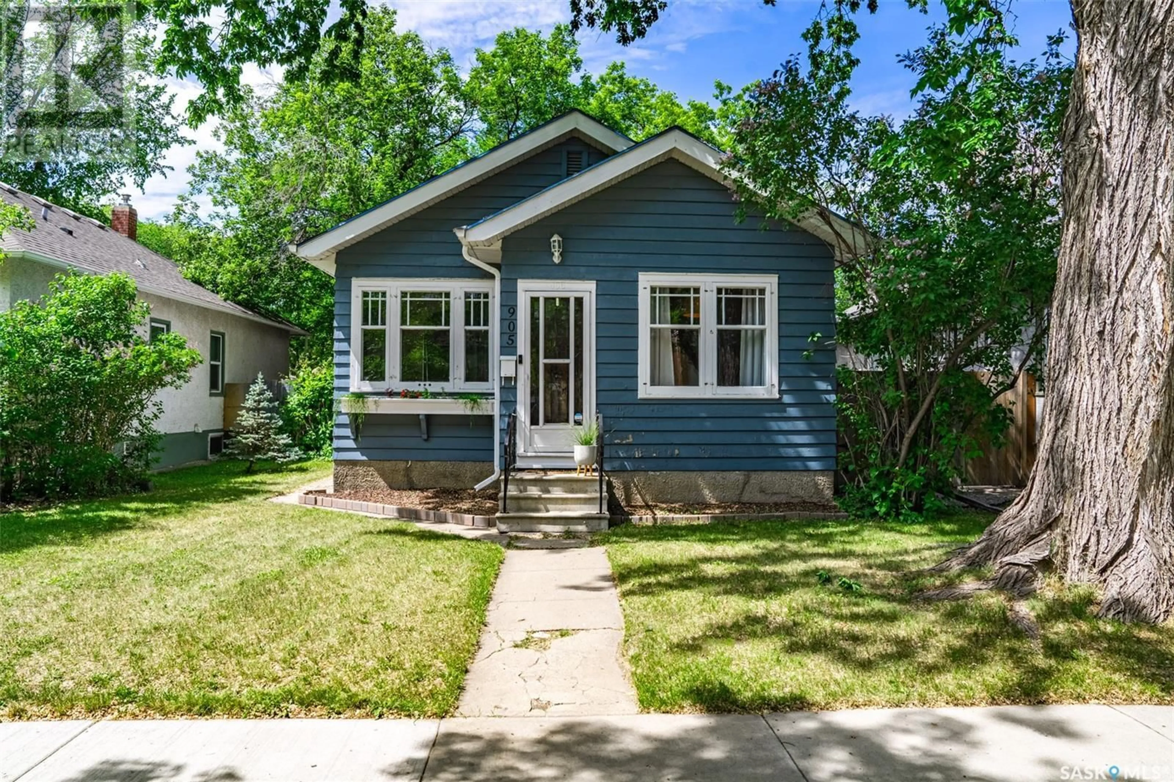 Home with vinyl exterior material, street for 905 6TH AVENUE, Saskatoon Saskatchewan S7K2T3
