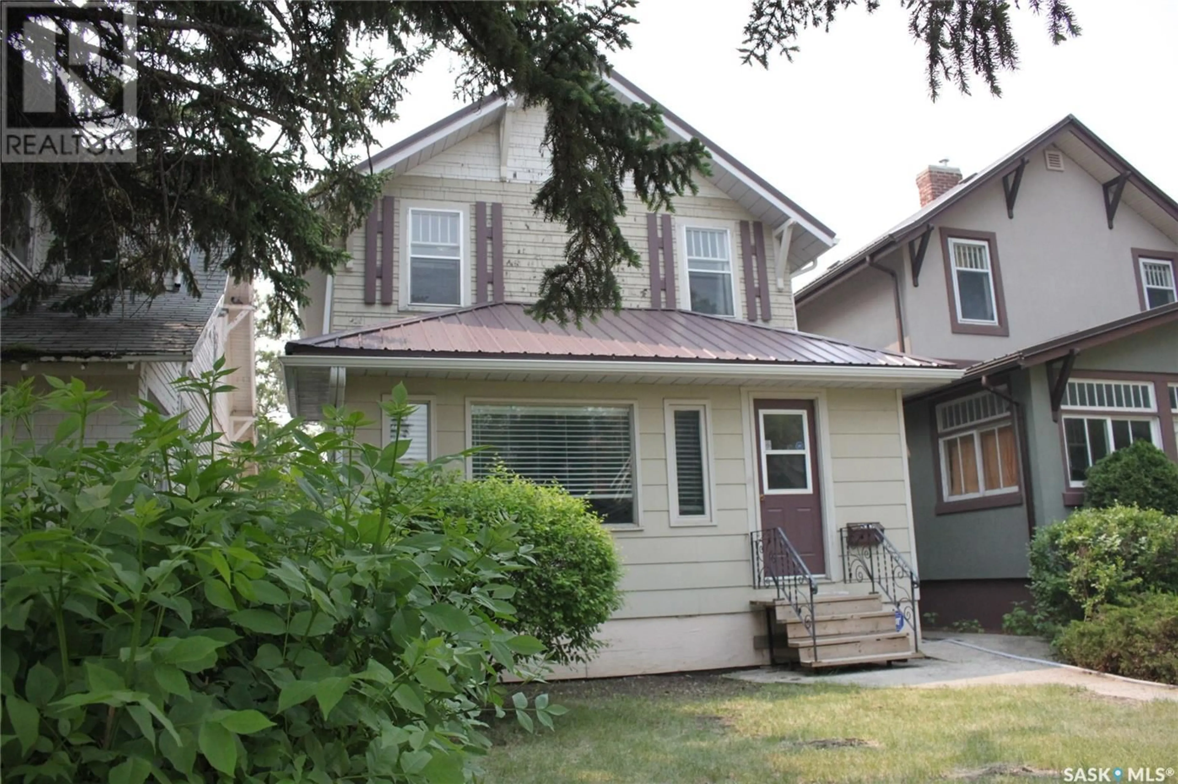 Home with vinyl exterior material, street for 927 COLLEGE AVENUE, Regina Saskatchewan S4N0Y2