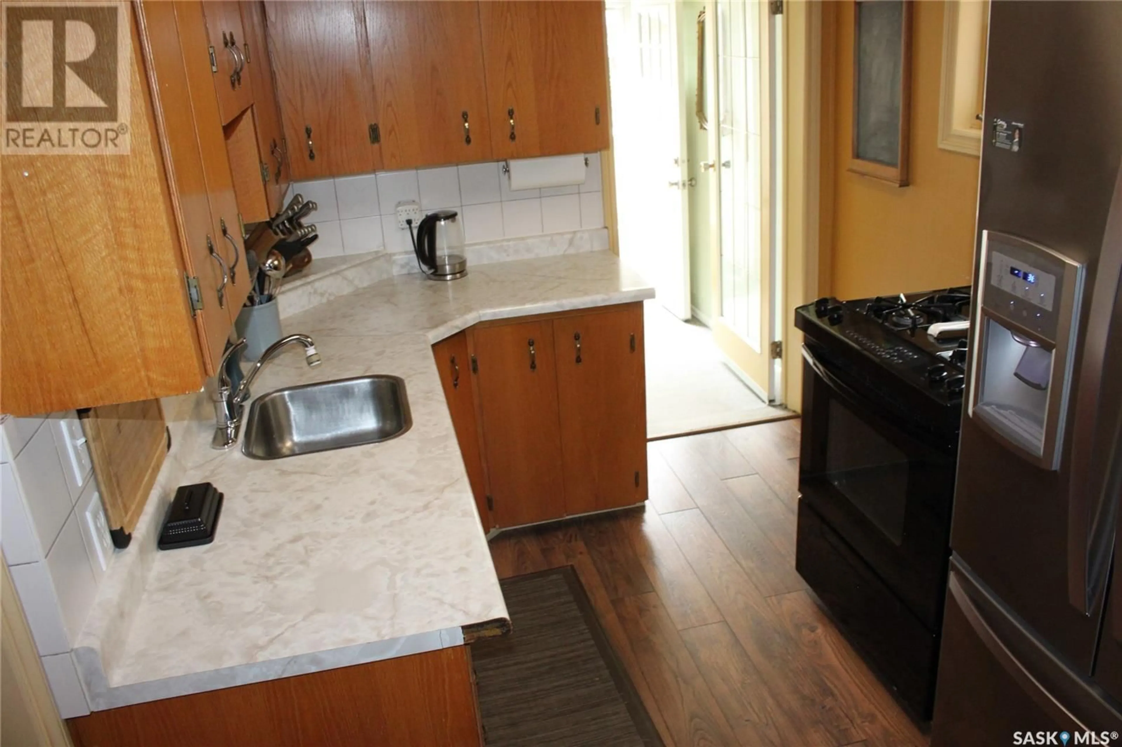 Standard kitchen, unknown for 927 COLLEGE AVENUE, Regina Saskatchewan S4N0Y2