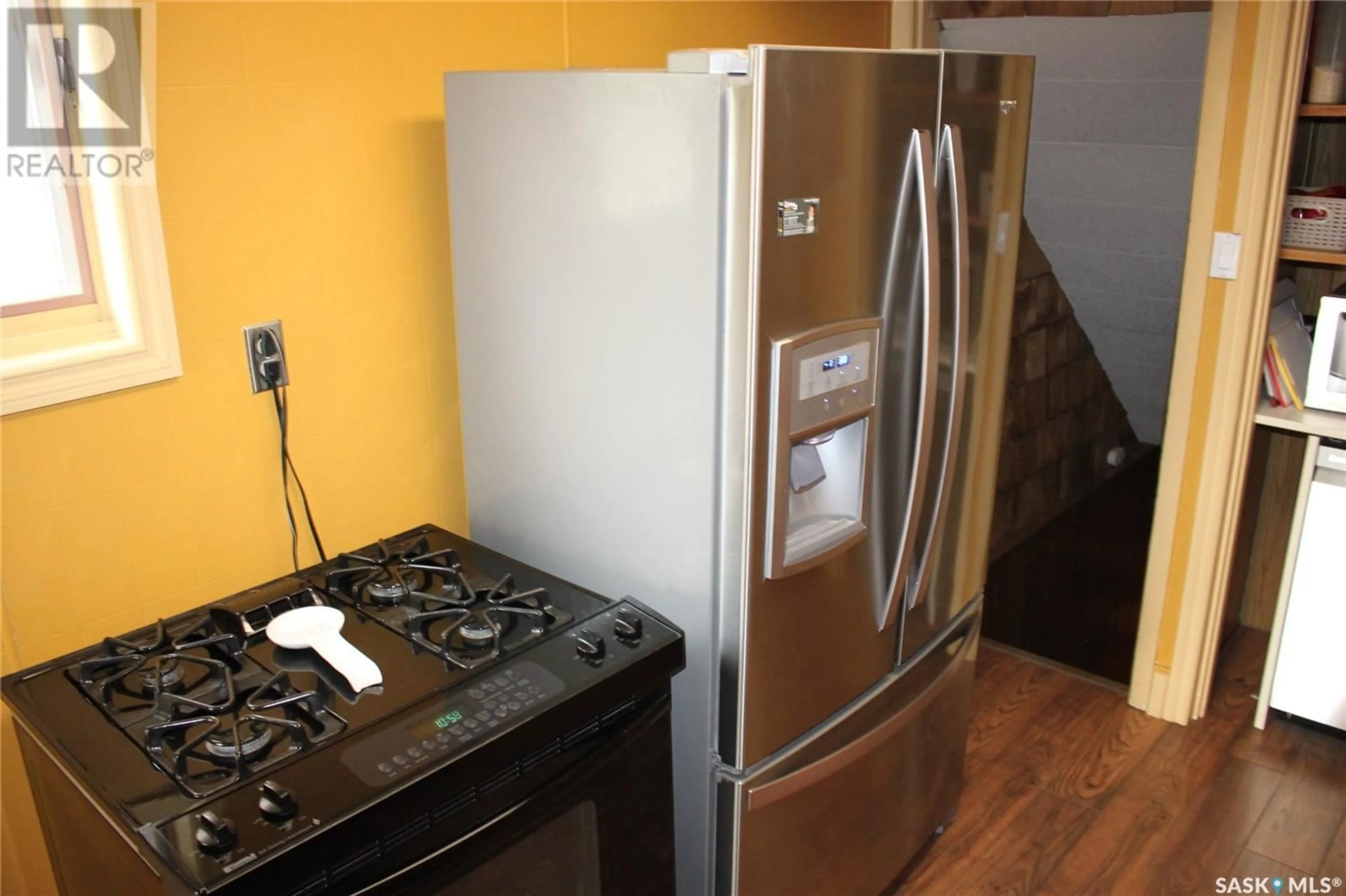 Standard kitchen, unknown for 927 COLLEGE AVENUE, Regina Saskatchewan S4N0Y2