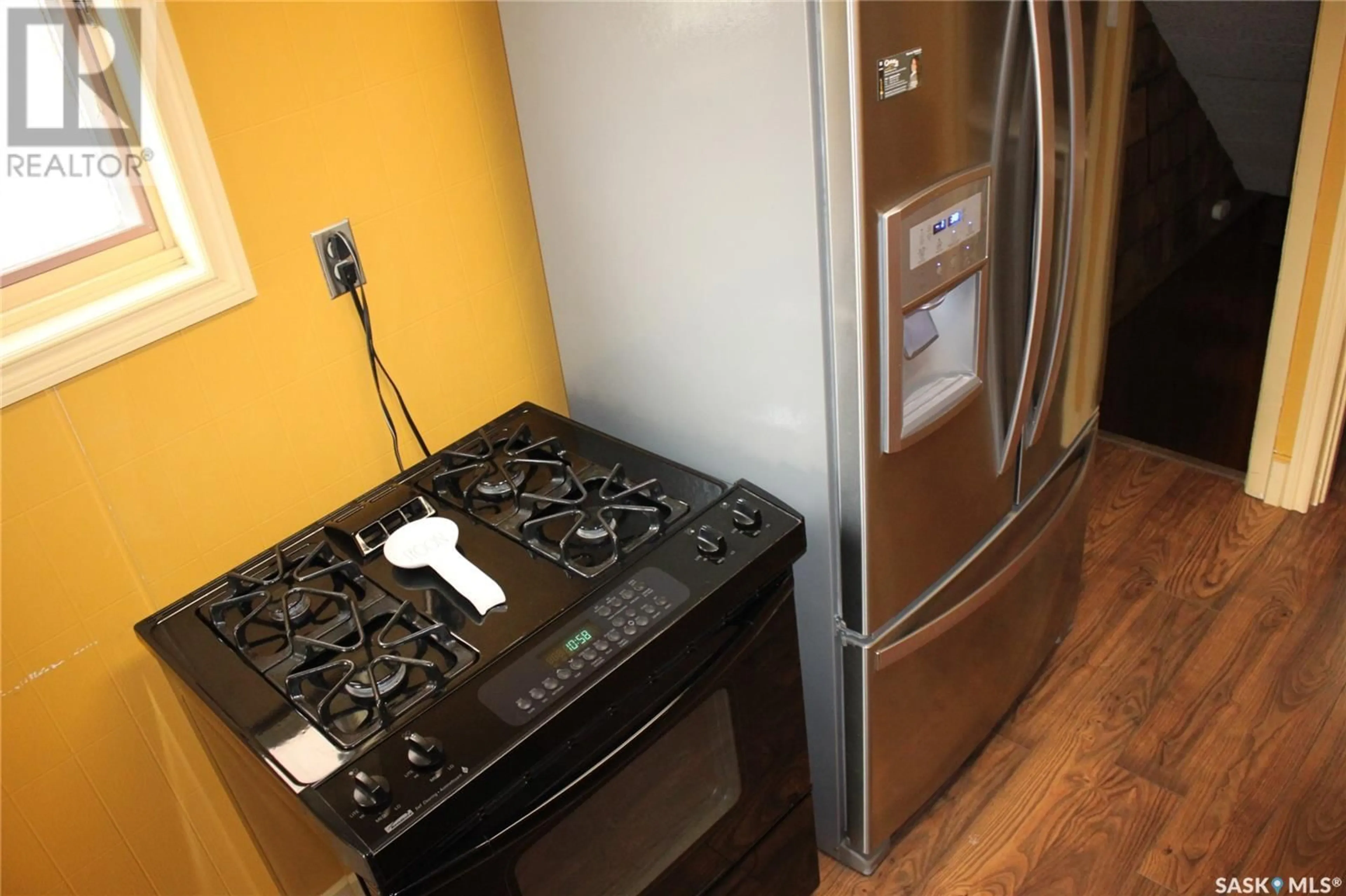 Standard kitchen, unknown for 927 COLLEGE AVENUE, Regina Saskatchewan S4N0Y2