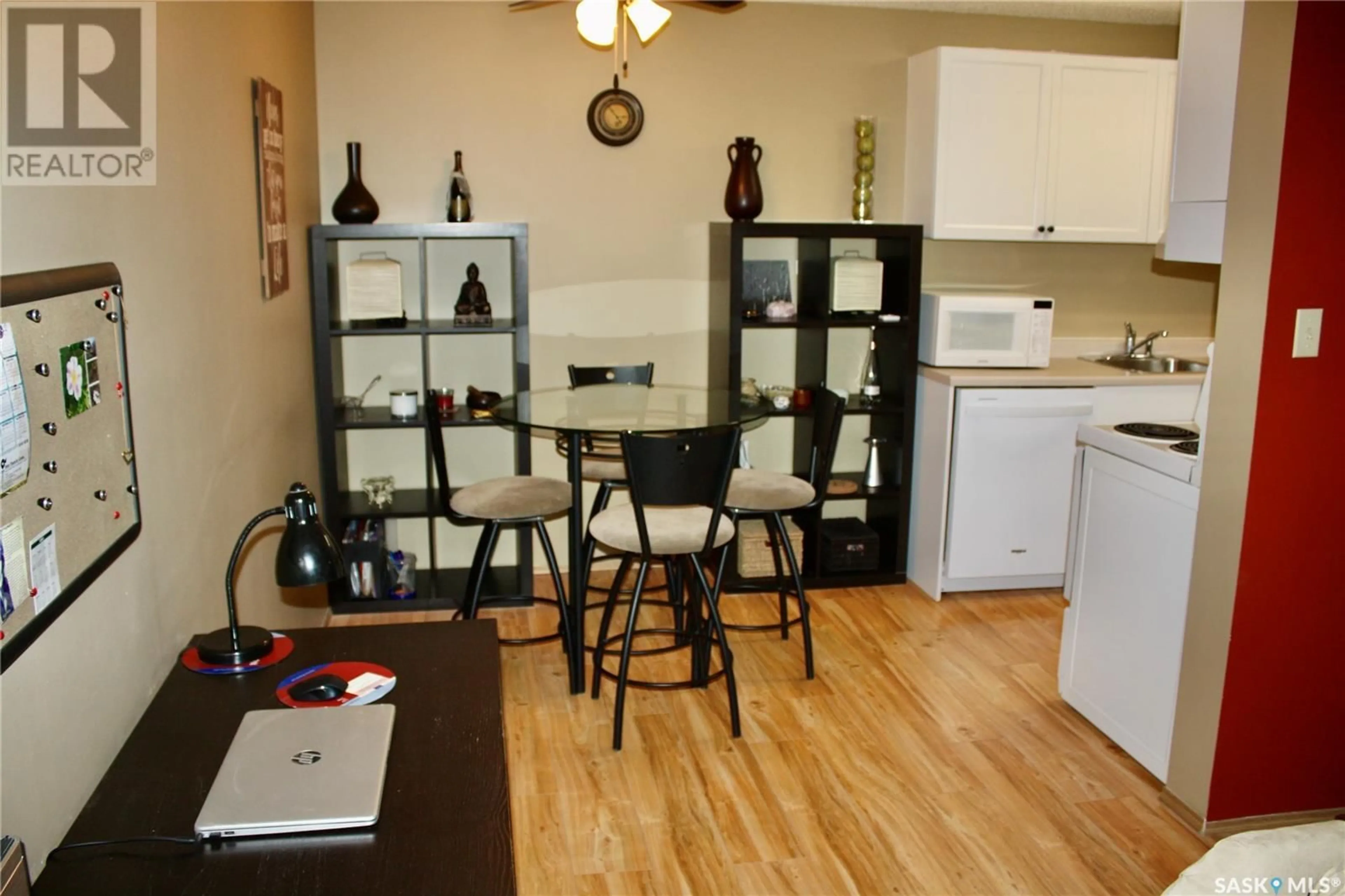 Standard kitchen, wood/laminate floor for 310 - 338 STILLWATER DRIVE, Saskatoon Saskatchewan S7J4H7
