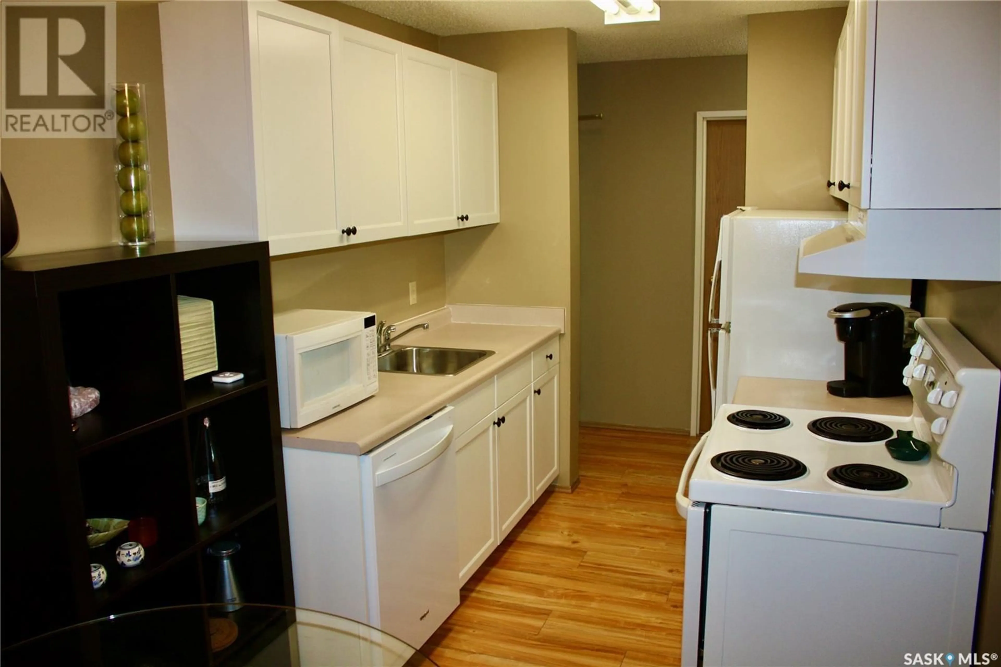 Standard kitchen, unknown for 310 - 338 STILLWATER DRIVE, Saskatoon Saskatchewan S7J4H7
