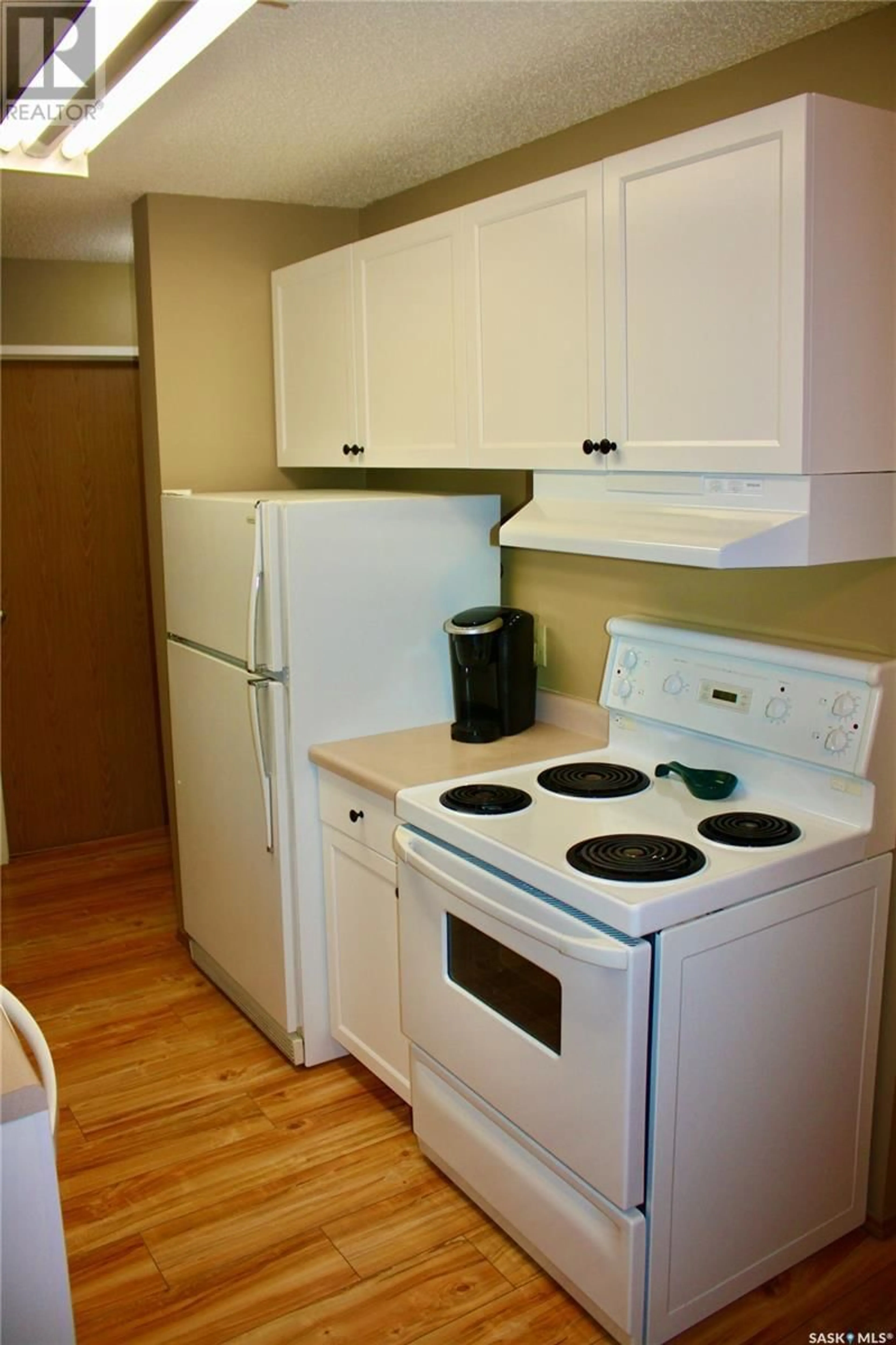 Standard kitchen, unknown for 310 - 338 STILLWATER DRIVE, Saskatoon Saskatchewan S7J4H7