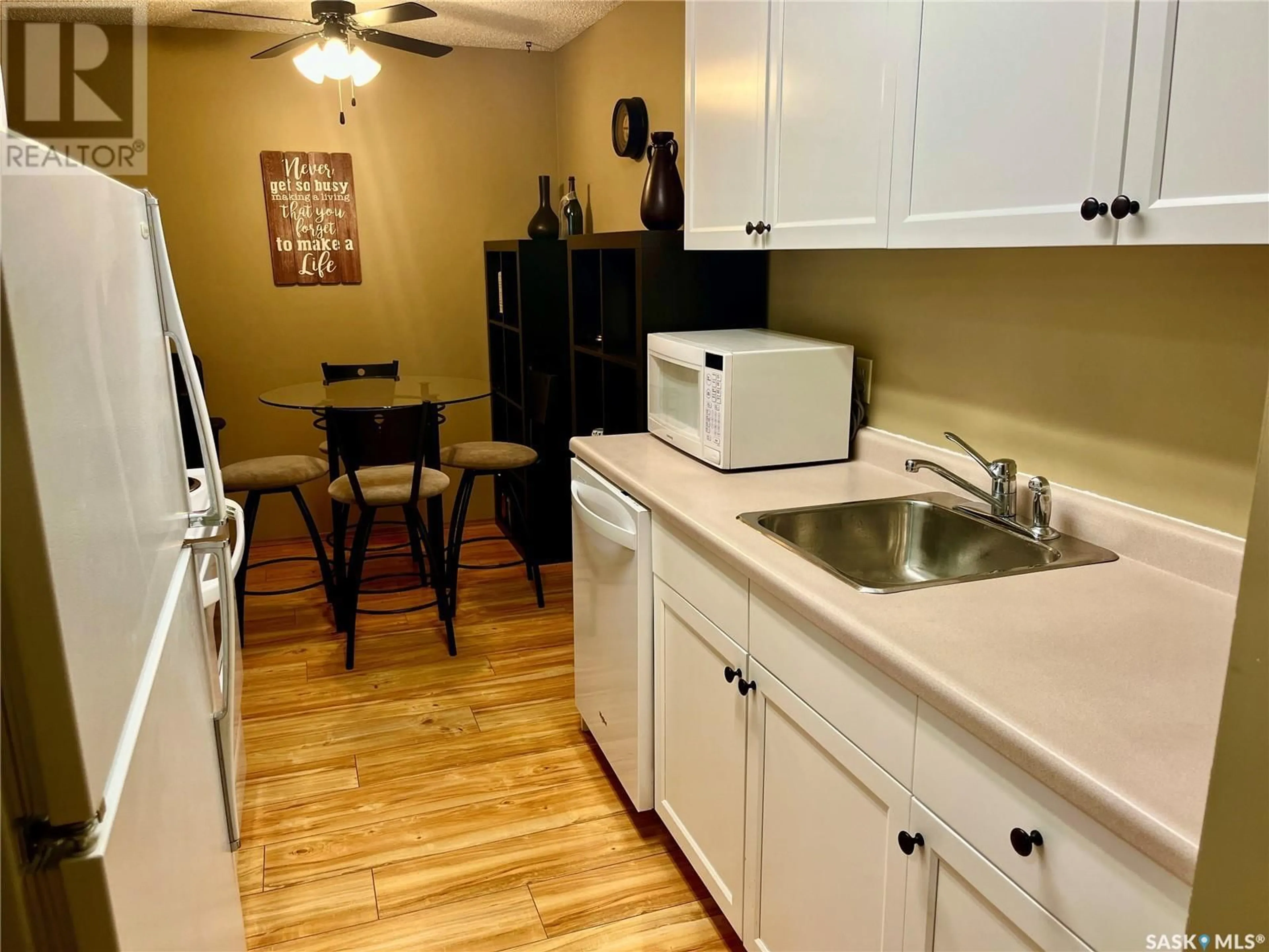 Standard kitchen, unknown for 310 - 338 STILLWATER DRIVE, Saskatoon Saskatchewan S7J4H7
