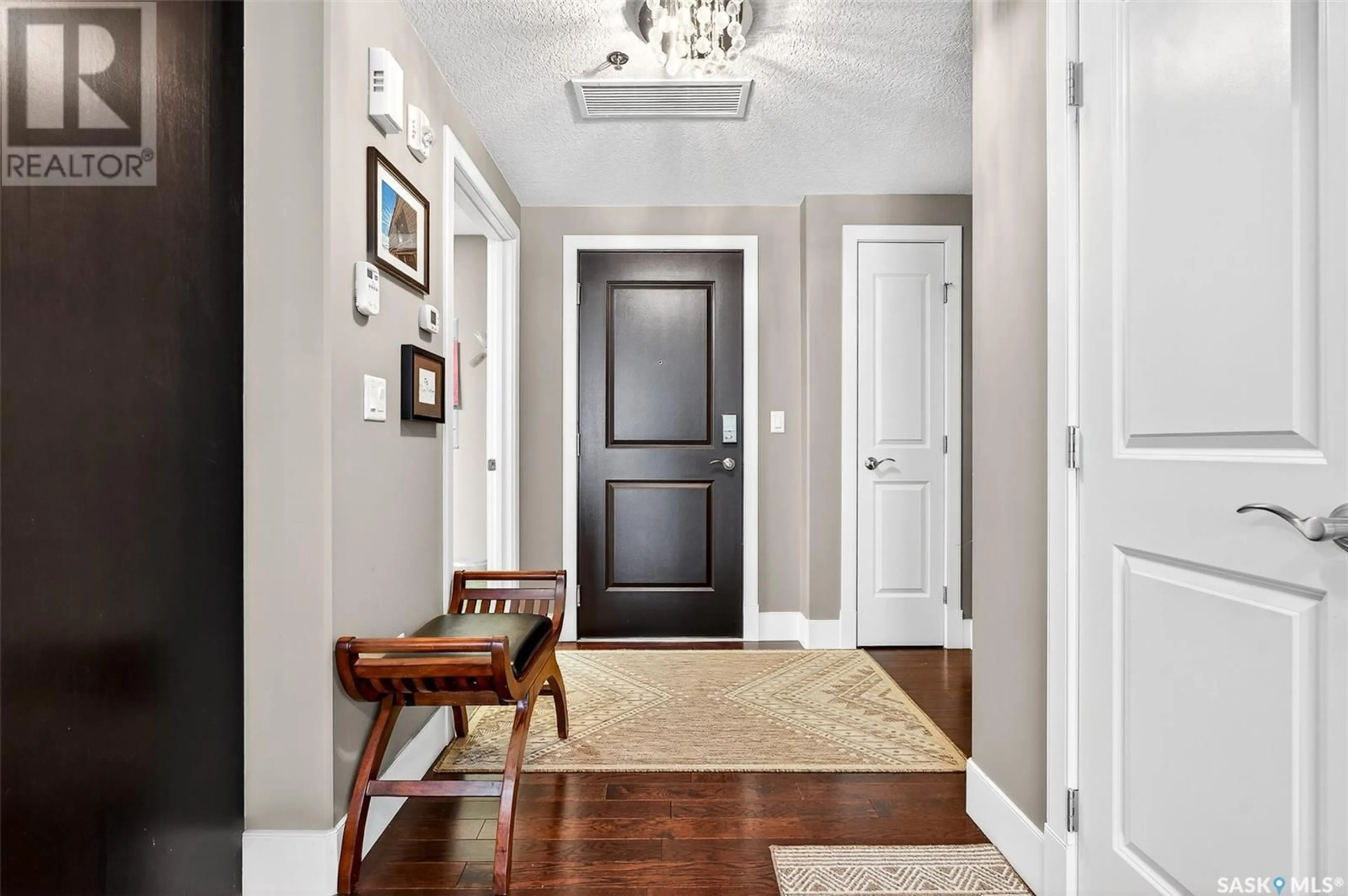 Indoor entryway for 205 - 206 FAIRFORD STREET, Moose Jaw Saskatchewan S6H0E1